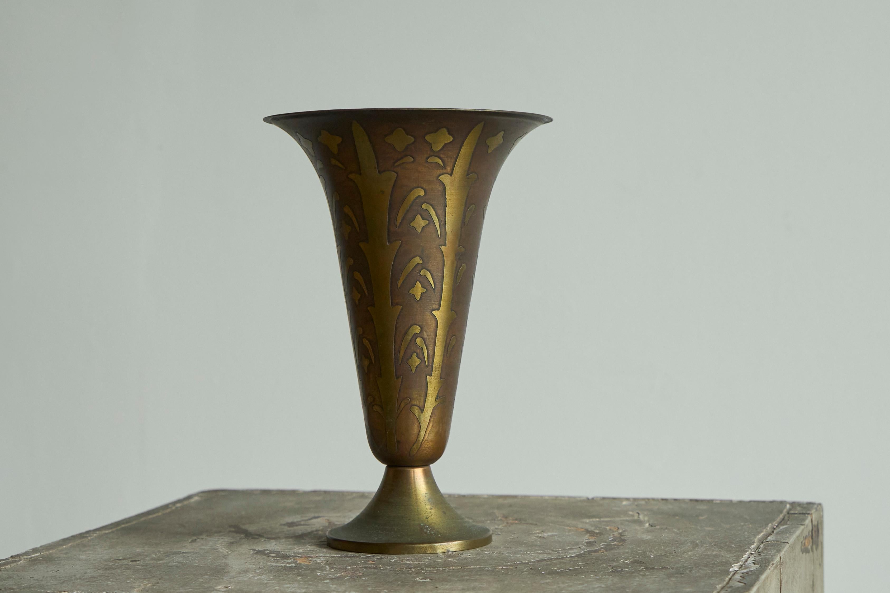 Fluted Art Deco Vase in Patinated Metal and Brass 1930s.

Wonderful fluted vase with a very distinct art deco design. Beautiful design with a semi abstract floral inspired decor. Great shape - would work wonderful on a table with some branches or