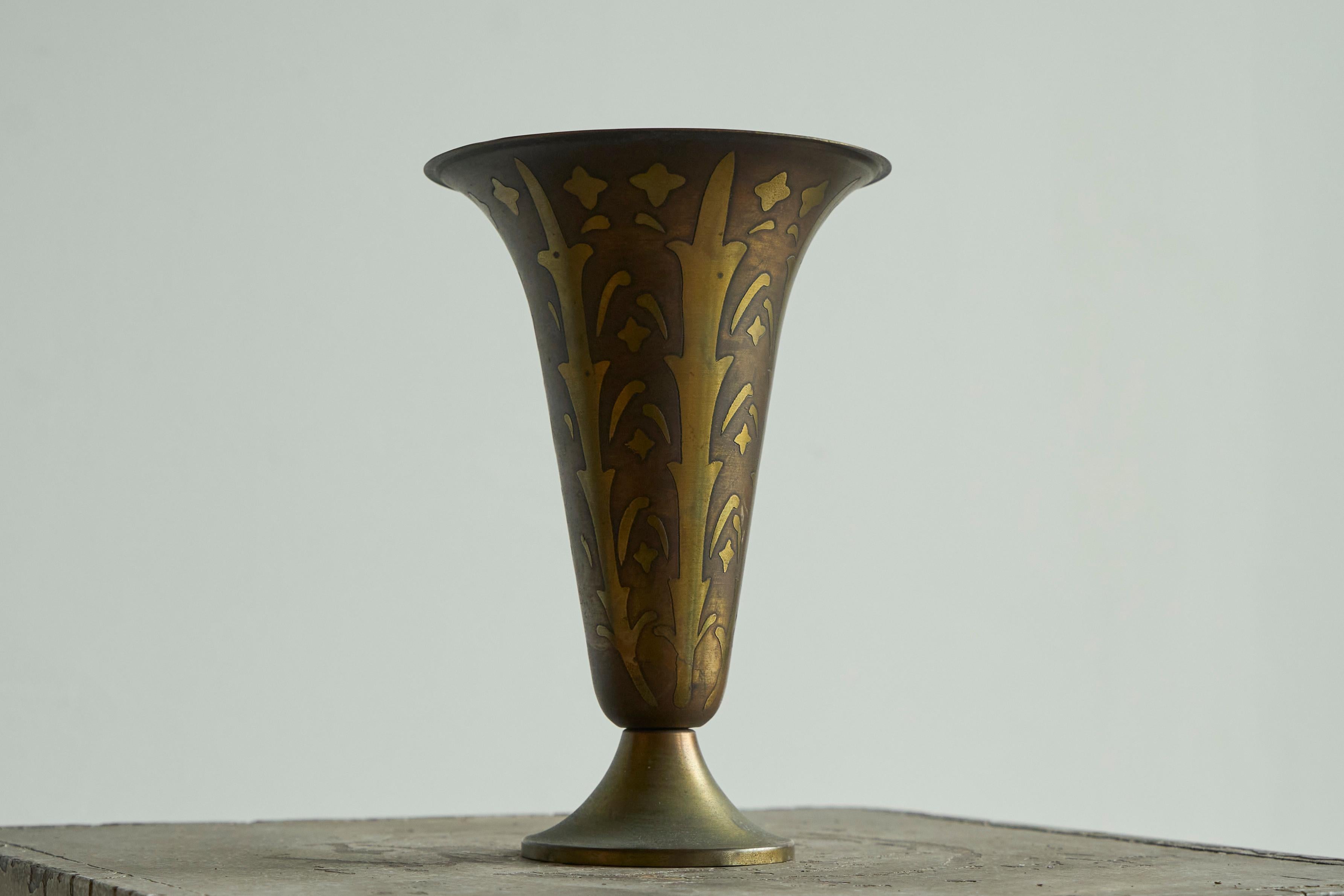 20th Century Fluted Art Deco Vase in Patinated Metal and Brass 1930s For Sale
