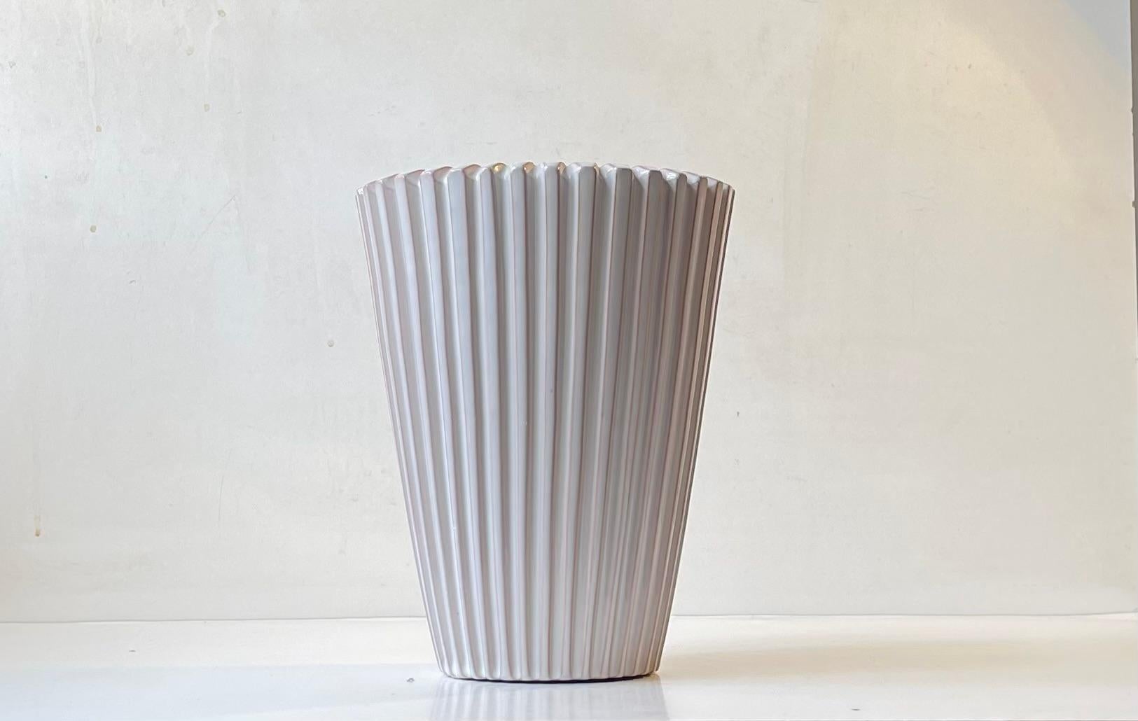 Grand vase en céramique de style Art déco des années 1950. Corpus cannelé entièrement vitrifié en glaçure blanche. Il a été conçu par Agnethe Sørensen et fabriqué par Eslau au Danemark dans les années 1950 ou 1960. Cet exemple particulier est le