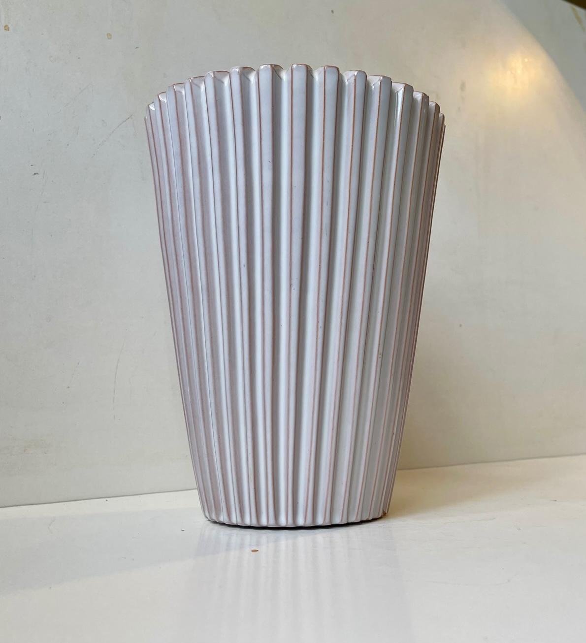 geriffelte Art-Déco-Vase in weißer Glasur von Eslau, Dänemark, 1950er Jahre (Dänisch) im Angebot