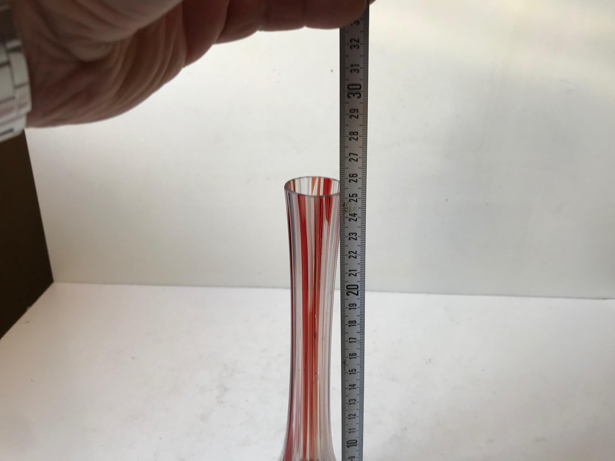 Fine XX secolo Vaso in vetro artistico scanalato di Studiolasi Pertunmaa, Finlandia, anni '70 in vendita