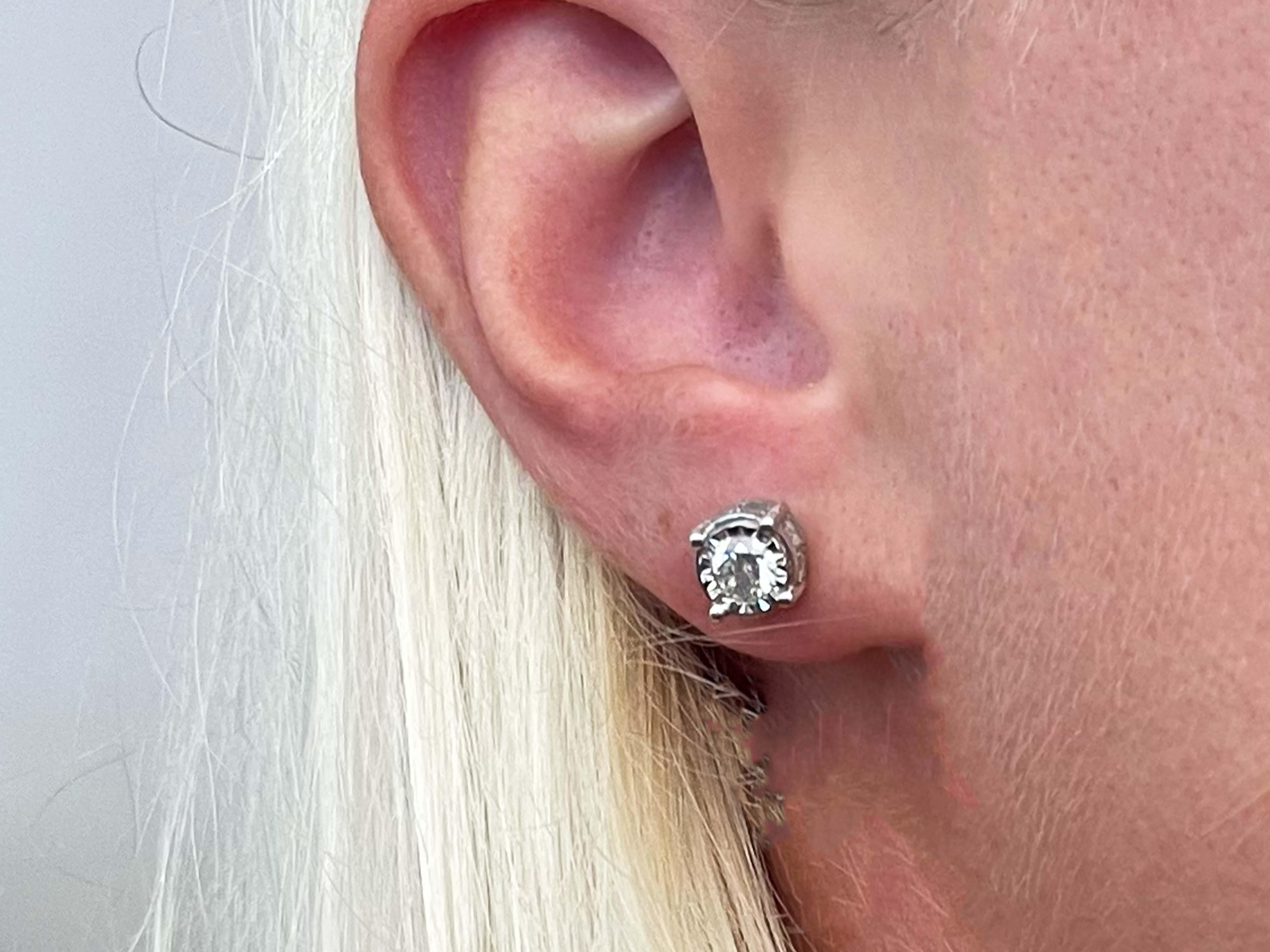 Earrings Specifications:

Metal: 14k White Gold

Earring Diameter: 7.36 mm

Total Weight: 2.8 Grams

Diamonds: 18

Center Diamond Color: H-I

Center Diamond Clarity: SI2

Total Diamond Carat Weight: ~1.00 carats

Condition: Preowned

Stamped: 