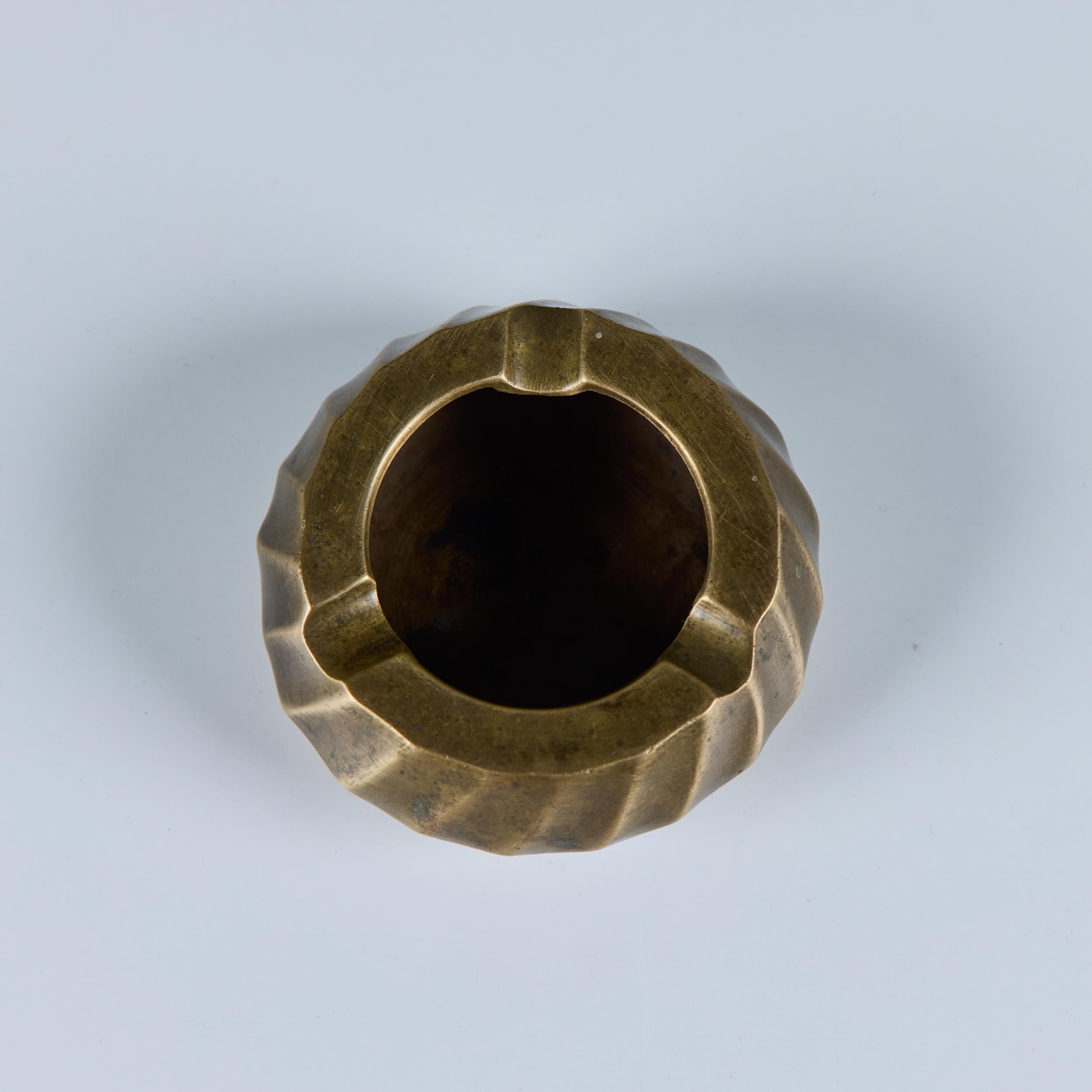 Riffeliger Aschenbecher aus Messing im Angebot 5