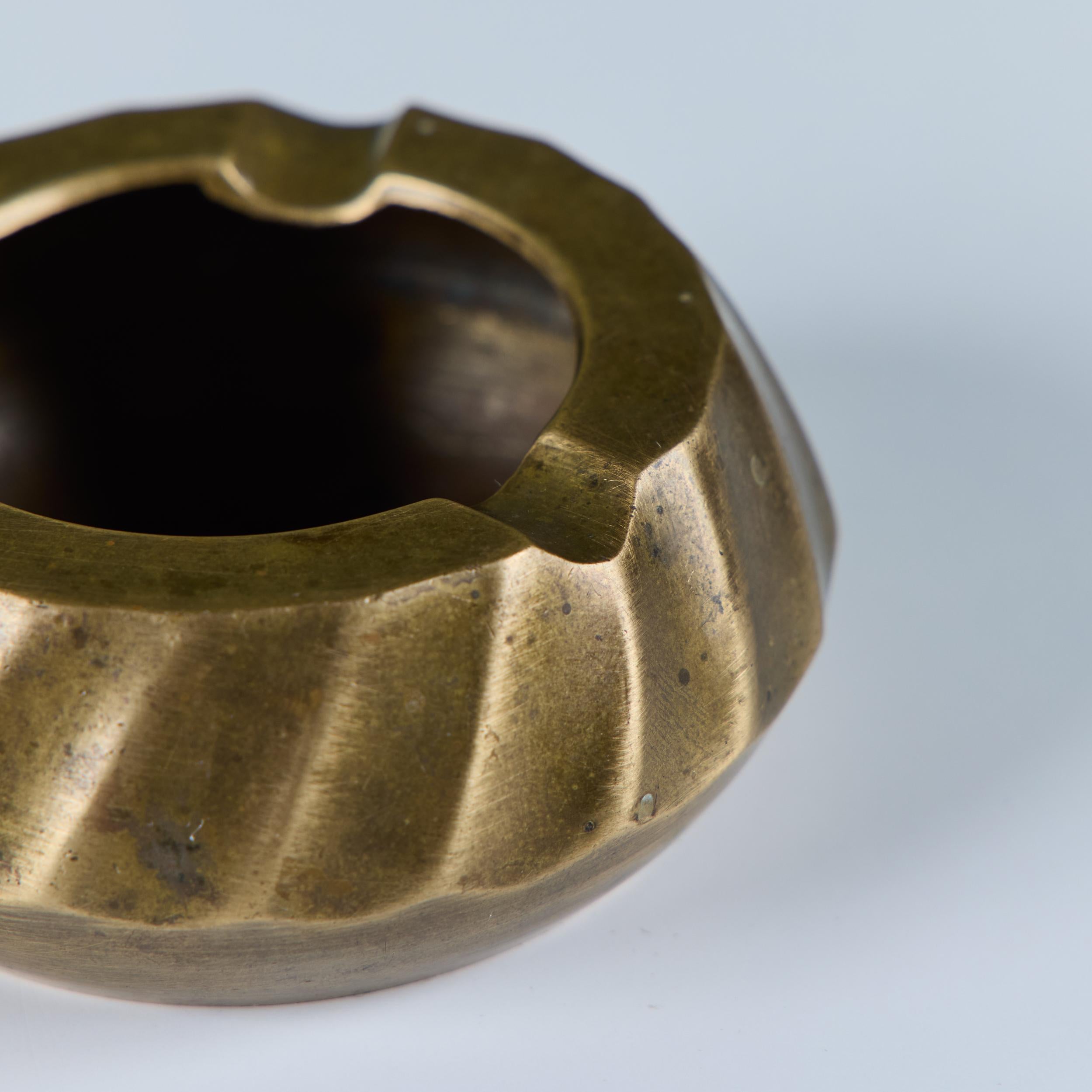 Riffeliger Aschenbecher aus Messing im Angebot 7