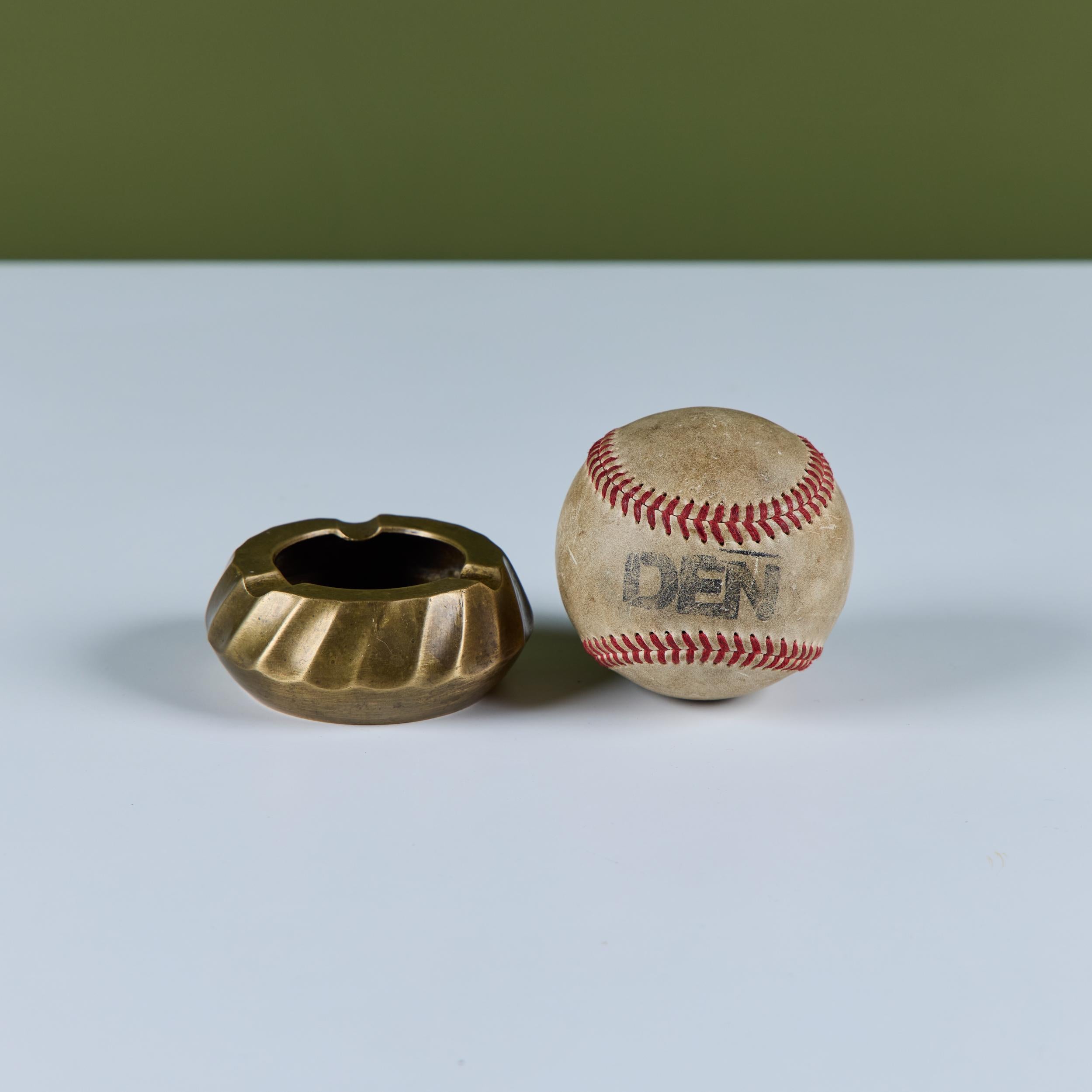 Riffeliger Aschenbecher aus Messing (Moderne der Mitte des Jahrhunderts) im Angebot