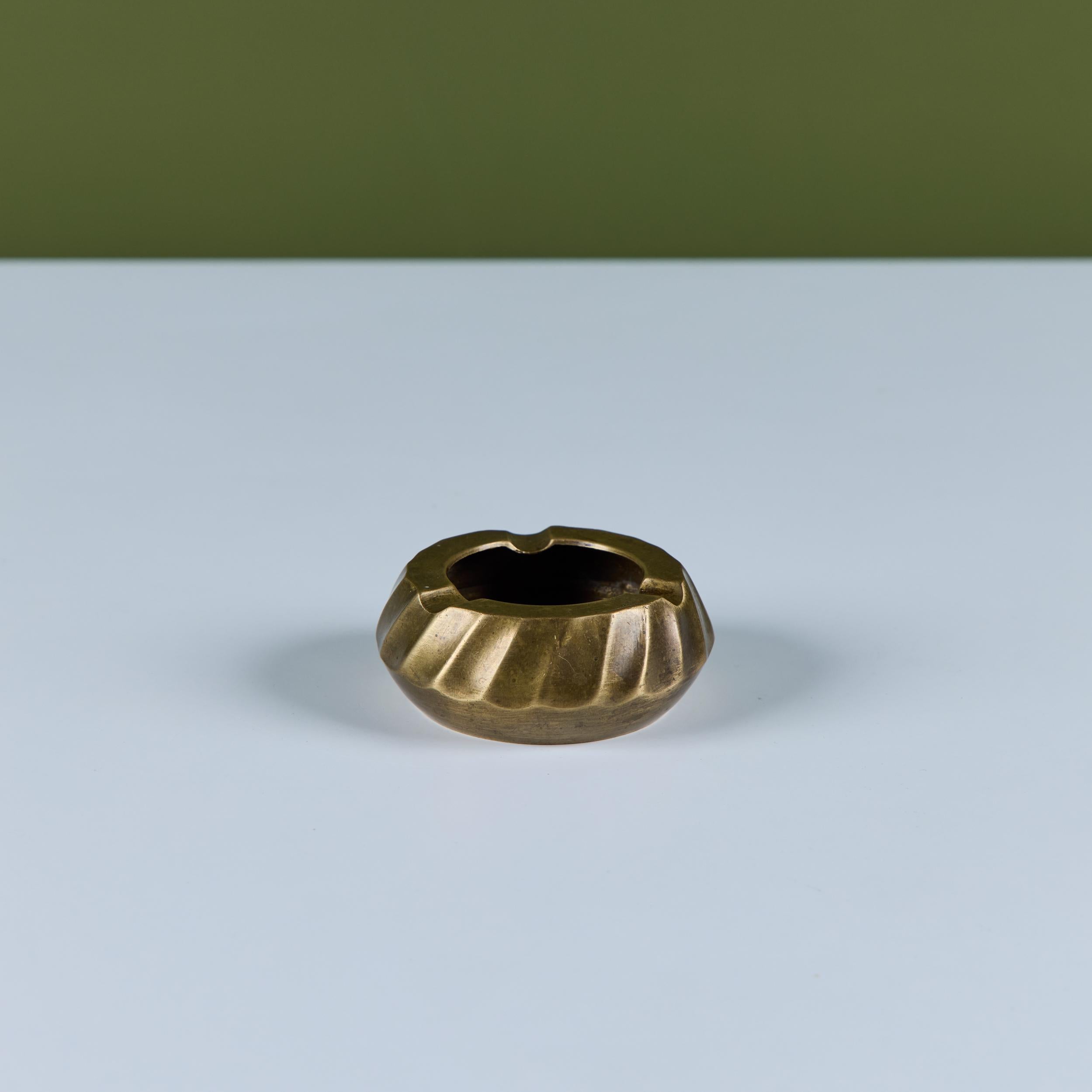 Riffeliger Aschenbecher aus Messing (Unbekannt) im Angebot