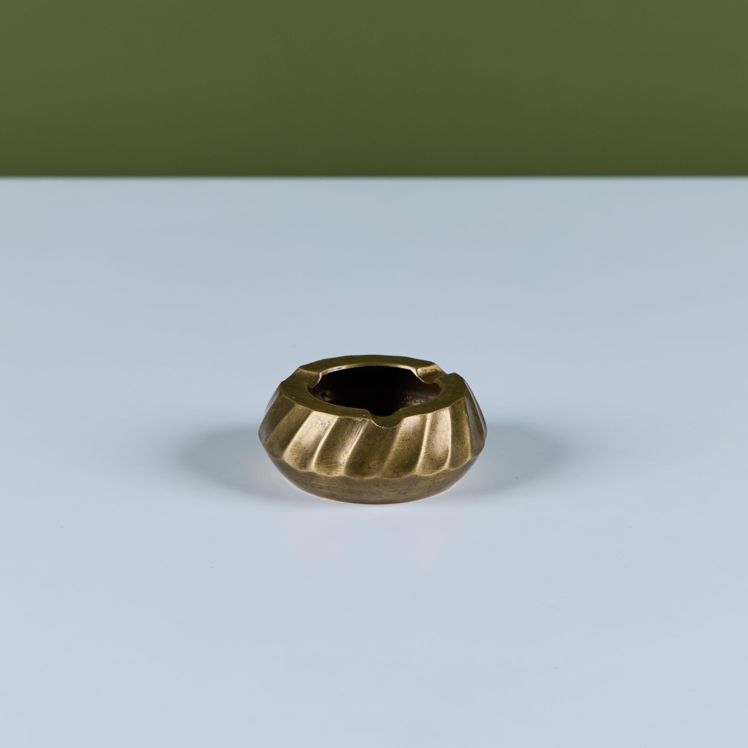 Riffeliger Aschenbecher aus Messing im Zustand „Gut“ im Angebot in Los Angeles, CA