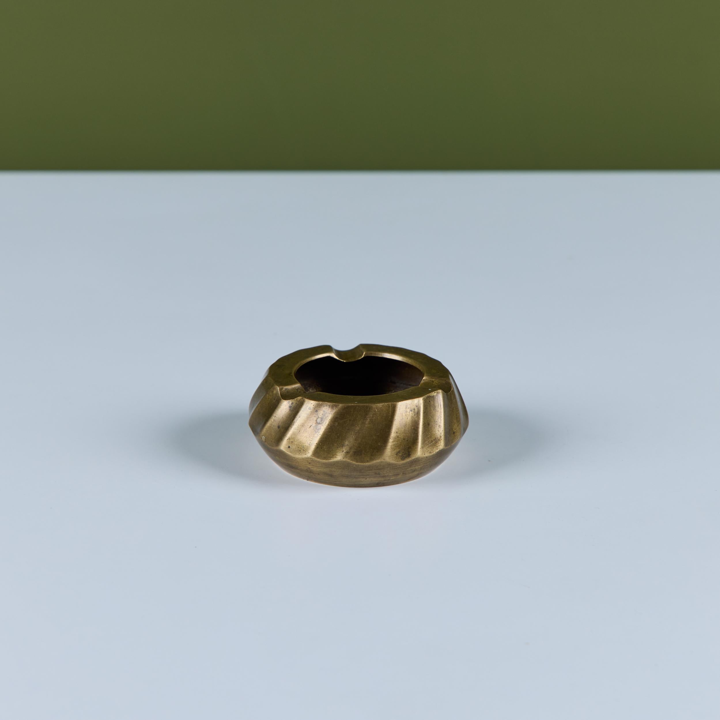 Riffeliger Aschenbecher aus Messing (20. Jahrhundert) im Angebot