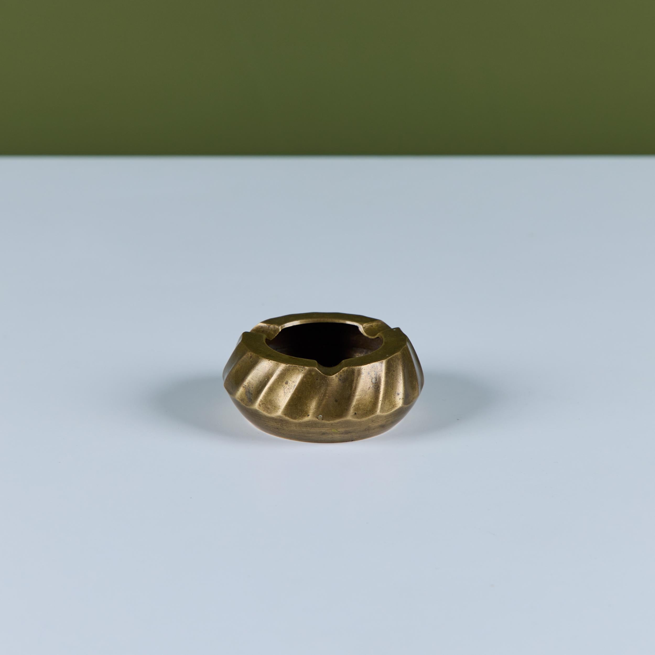 Riffeliger Aschenbecher aus Messing im Angebot 1