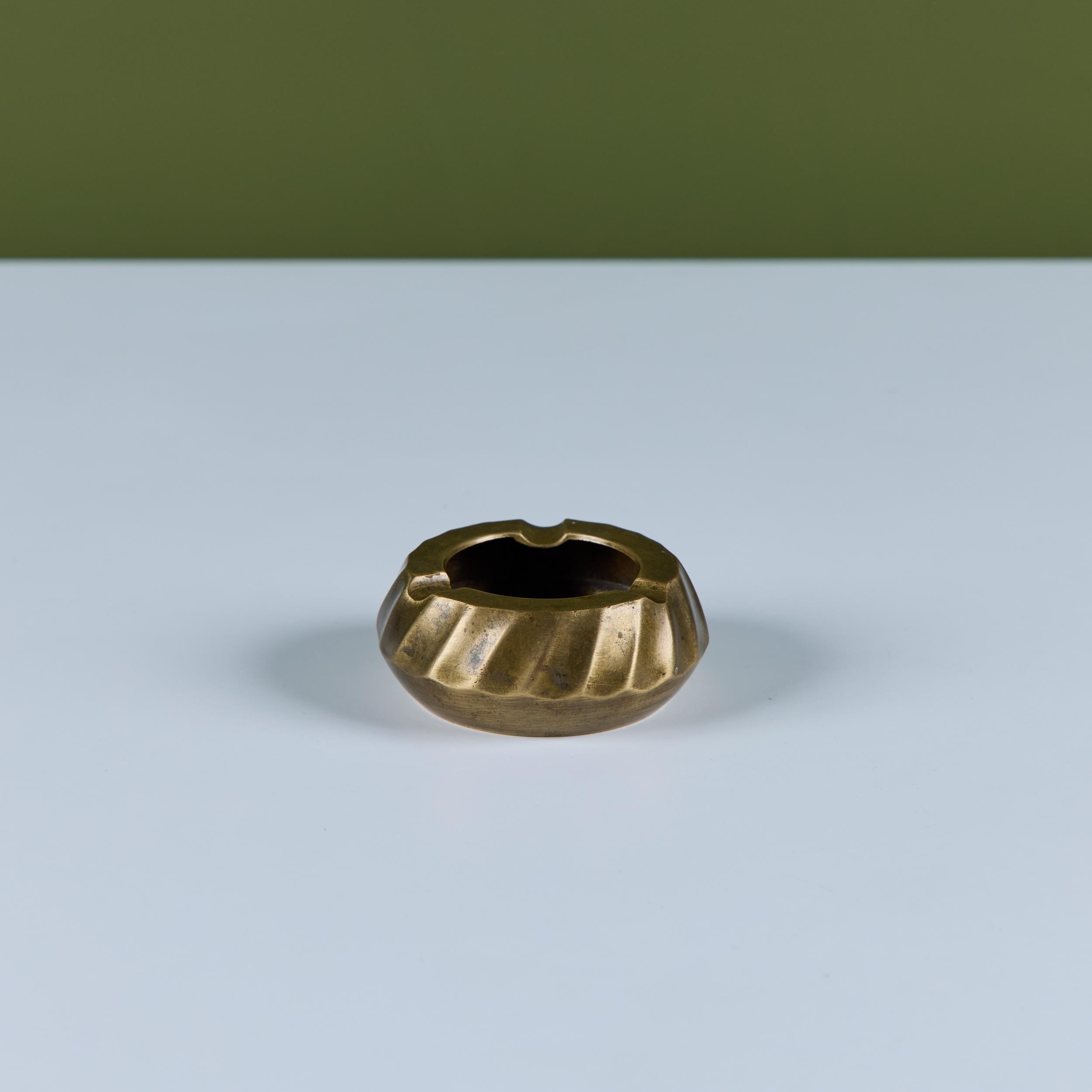 Riffeliger Aschenbecher aus Messing im Angebot 2