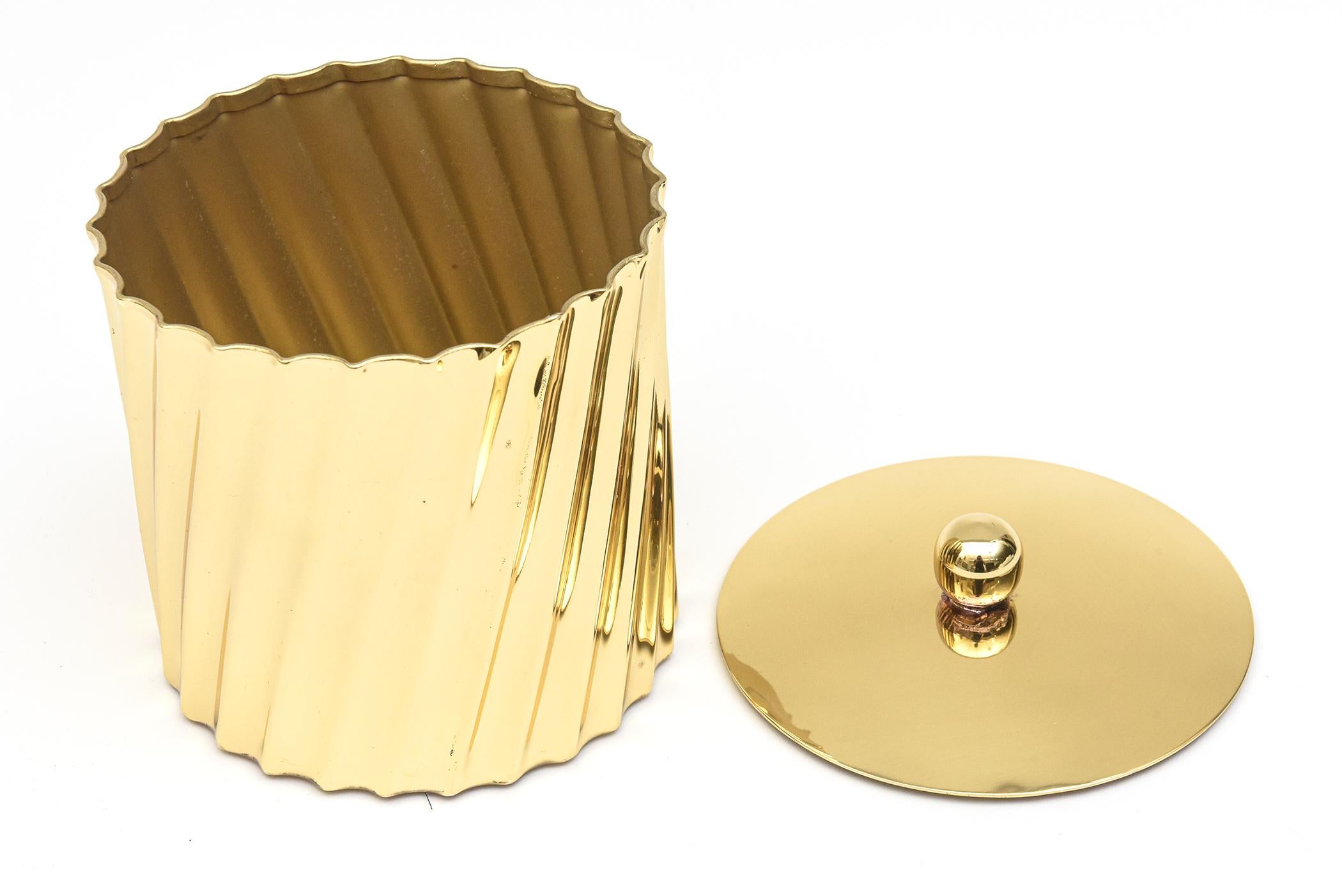 Fluted Twisted Brass Mid-Century Modern Box with Ball Lid In Good Condition For Sale In North Miami, FL