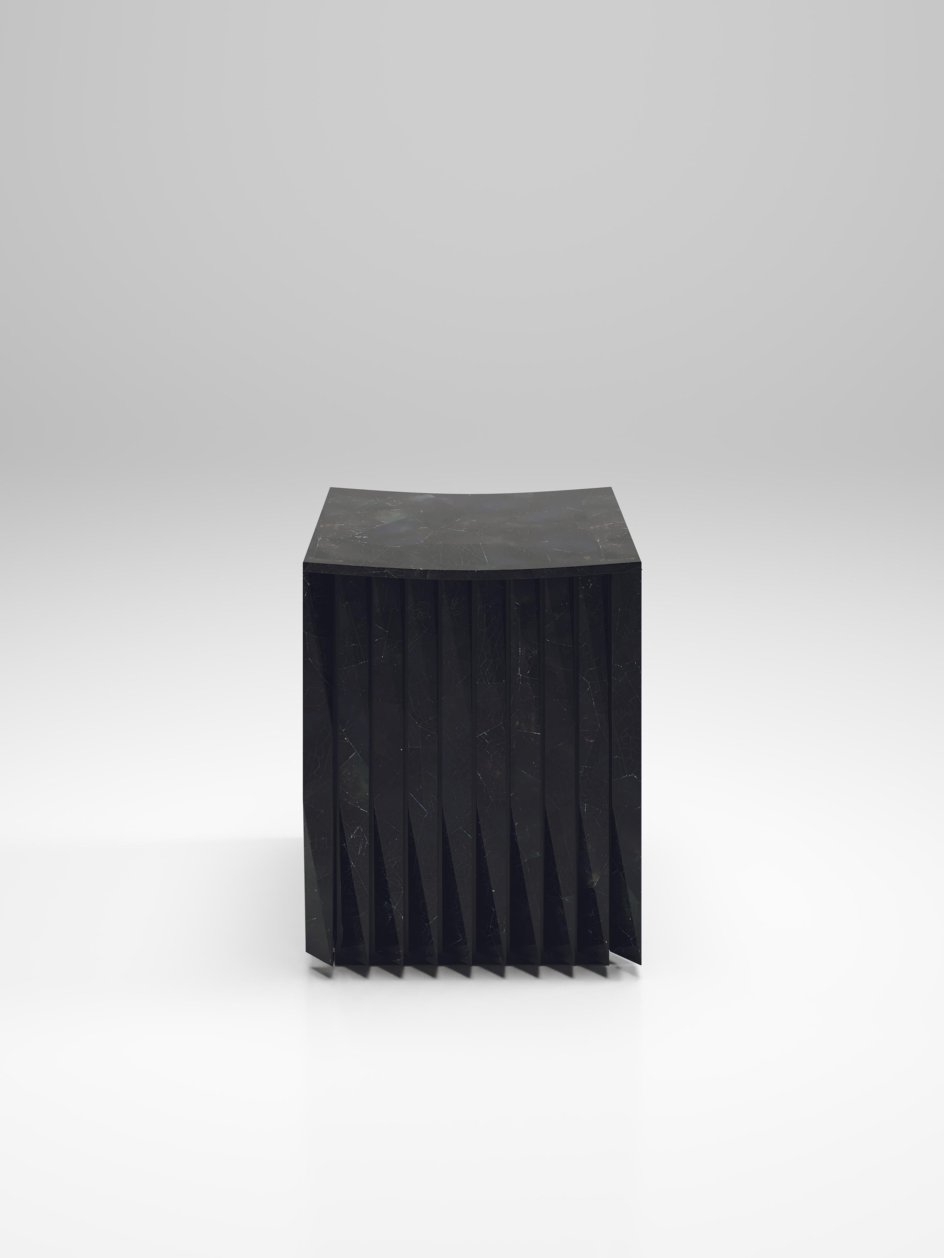 Cabinet à cannelures marqueté en coquillage noir par R&Y Augousti en vente 2