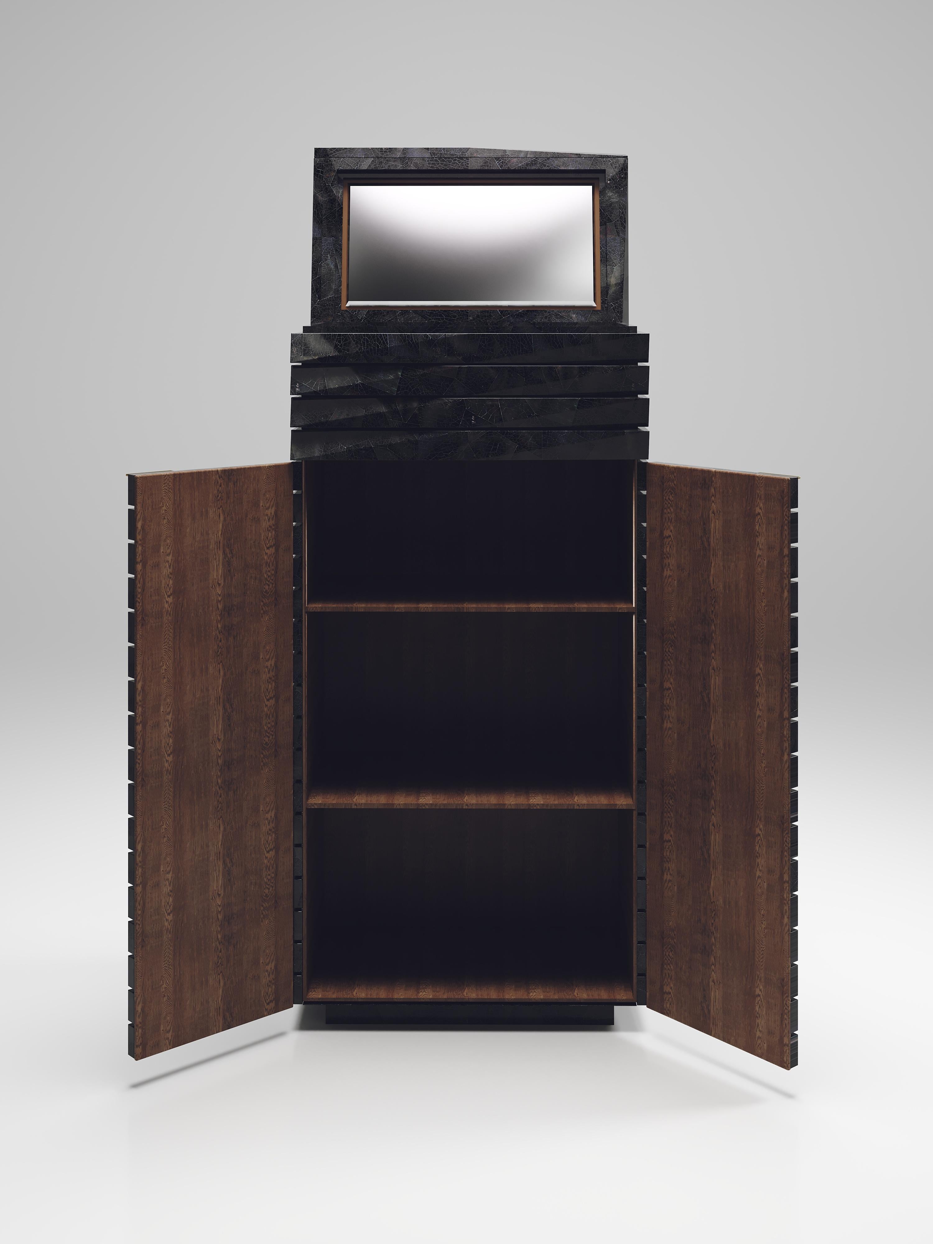 Cabinet à cannelures marqueté en coquillage noir par R&Y Augousti en vente 6
