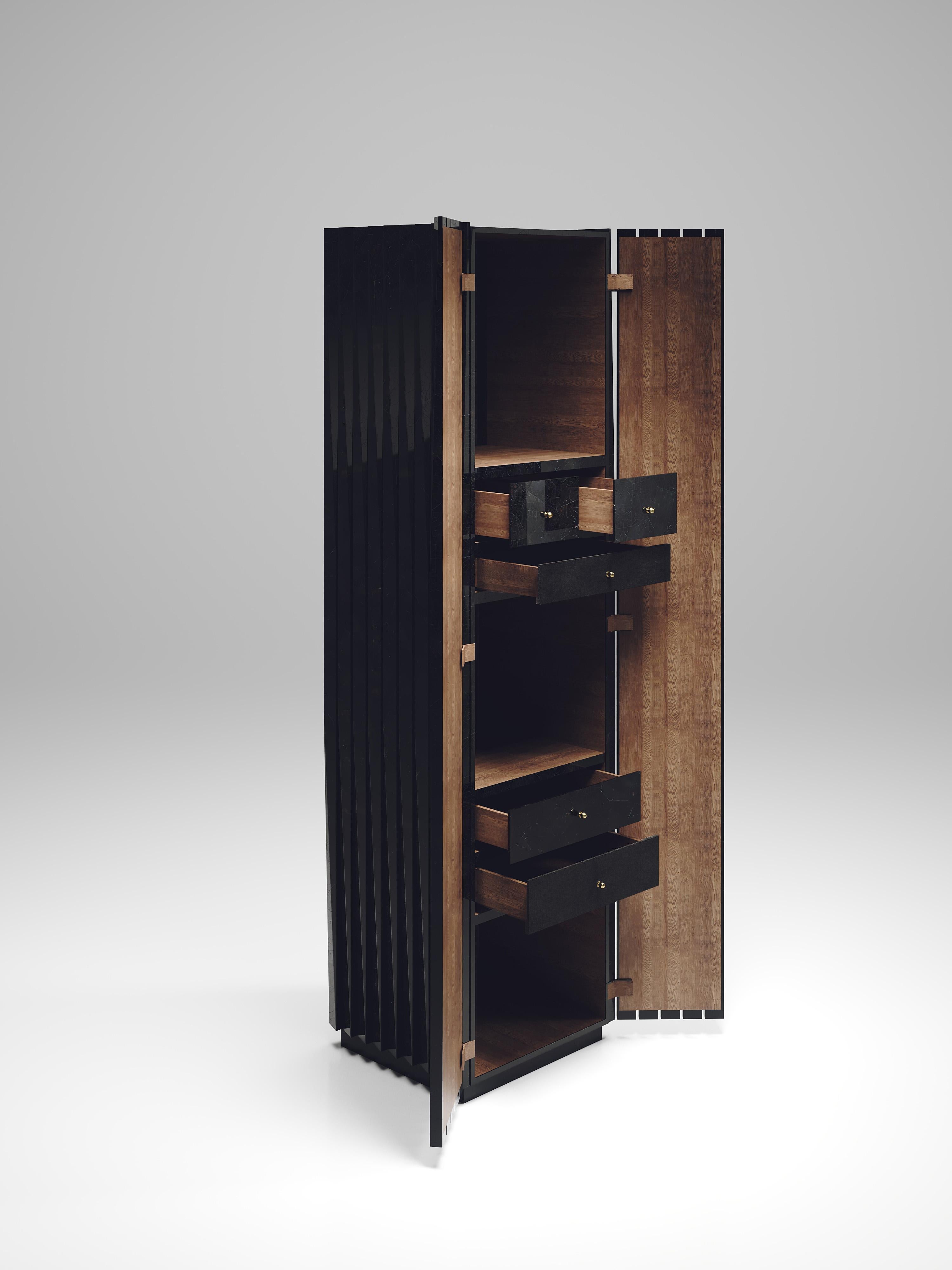 Incrusté Cabinet à cannelures marqueté en coquillage noir par R&Y Augousti en vente
