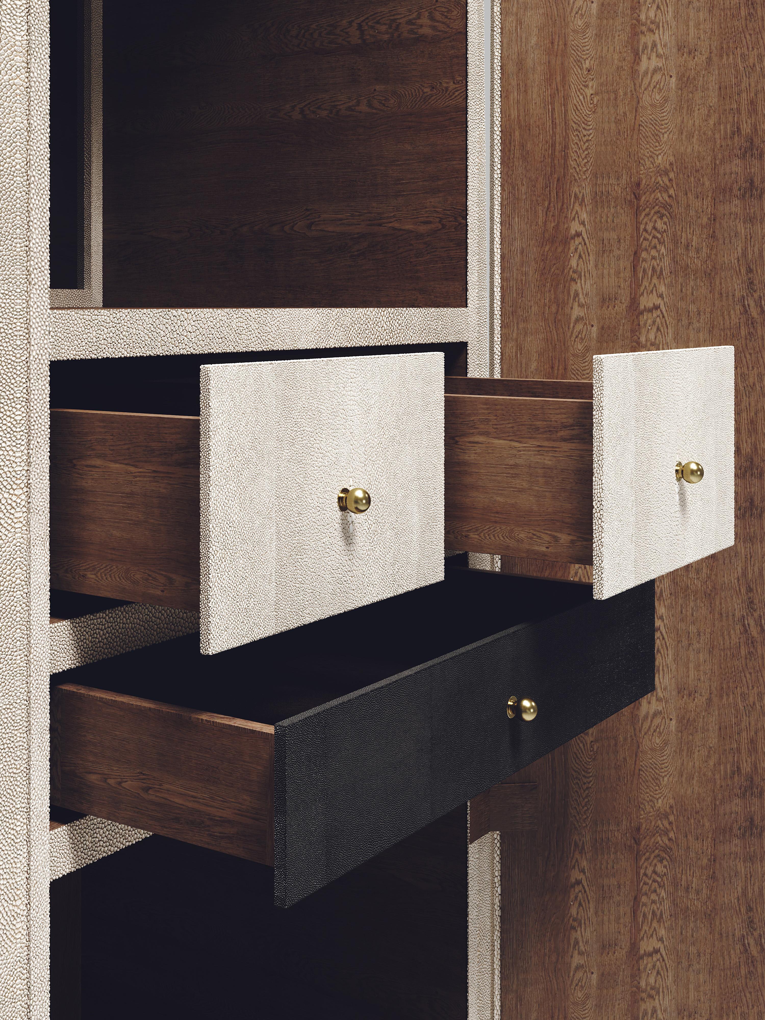 Cabinet à cannelures marqueté en coquillage noir par R&Y Augousti en vente 1