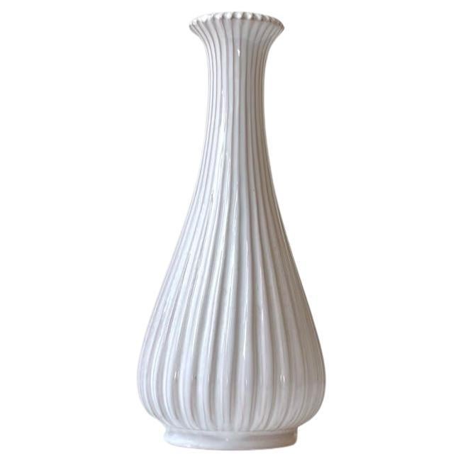 Vase en céramique cannelée à glaçure blanche d'Eslau, années 1950