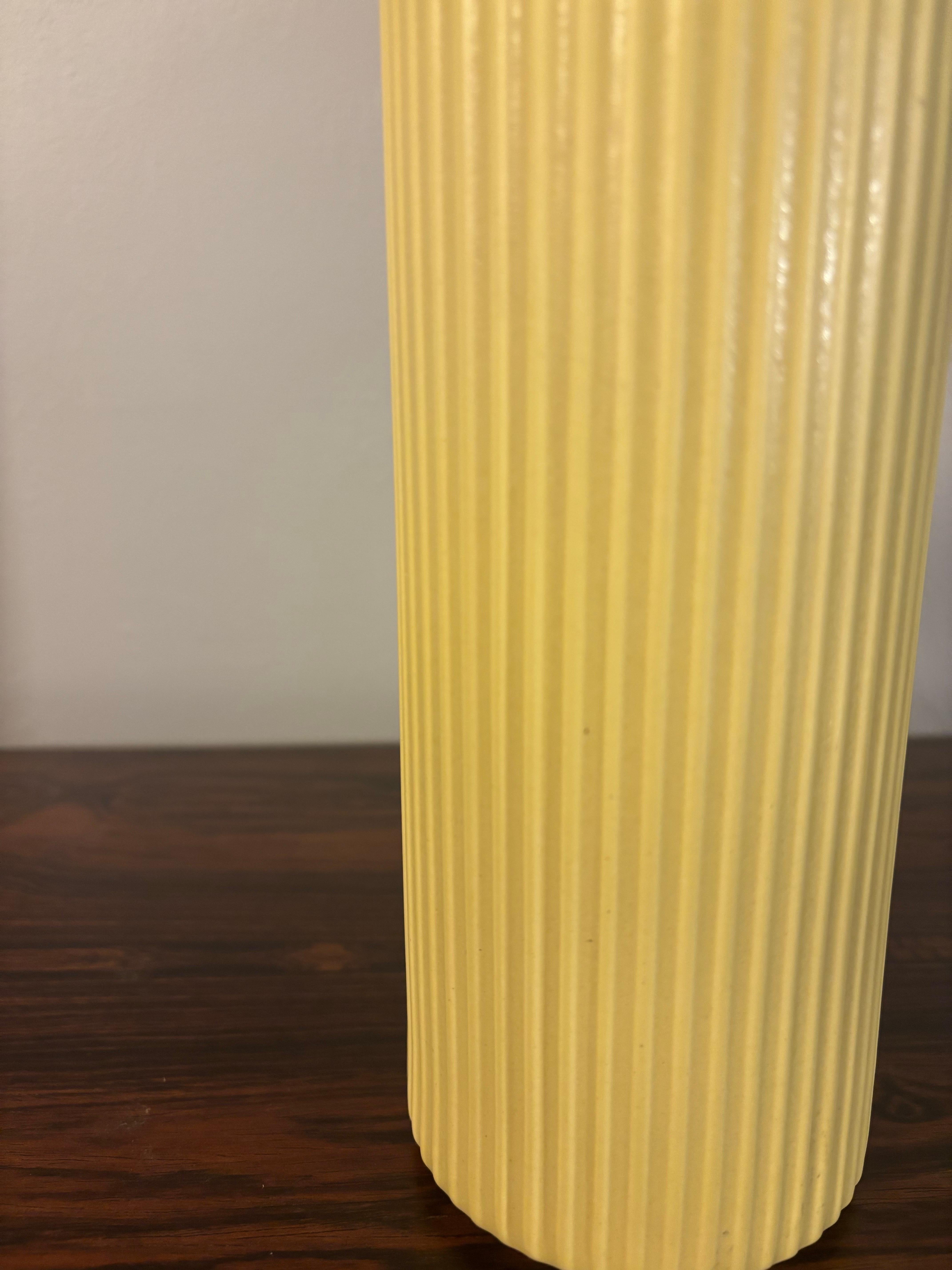 Mid-Century moderno Vaso scanalato in ceramica realizzato da Arabia of Finland in vendita
