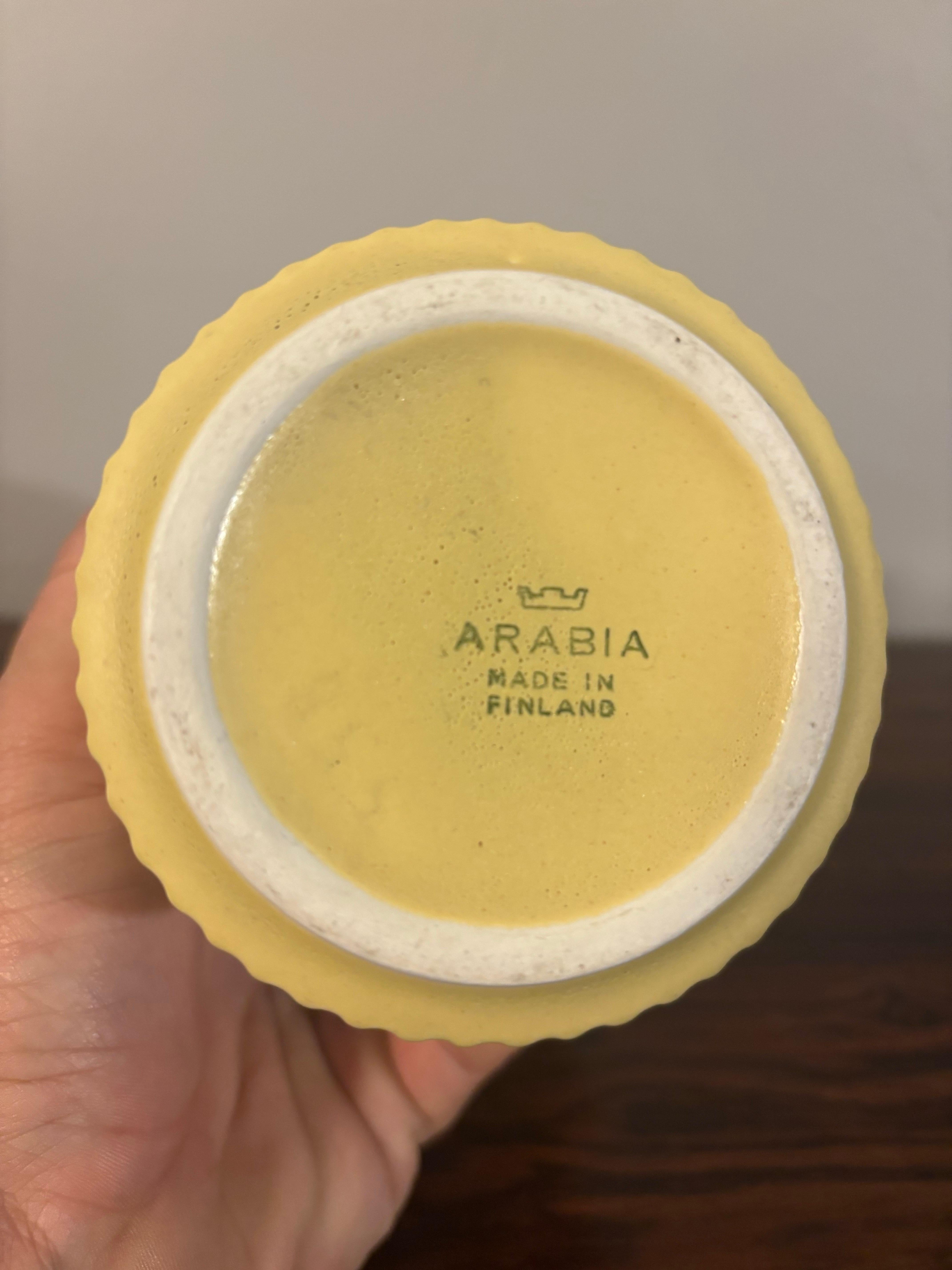 Finlandese Vaso scanalato in ceramica realizzato da Arabia of Finland in vendita