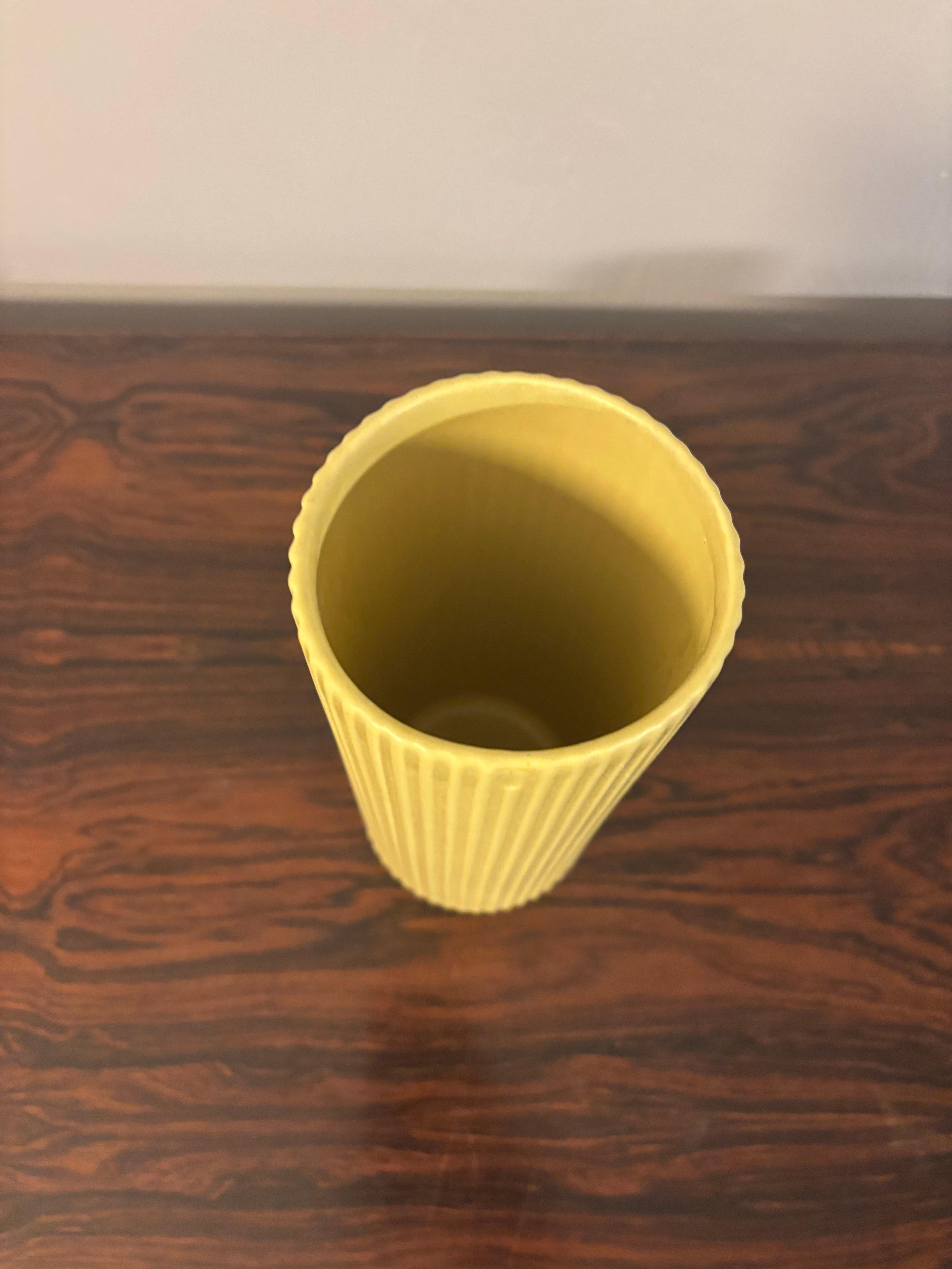 Vaso scanalato in ceramica realizzato da Arabia of Finland In condizioni buone in vendita a Boynton Beach, FL