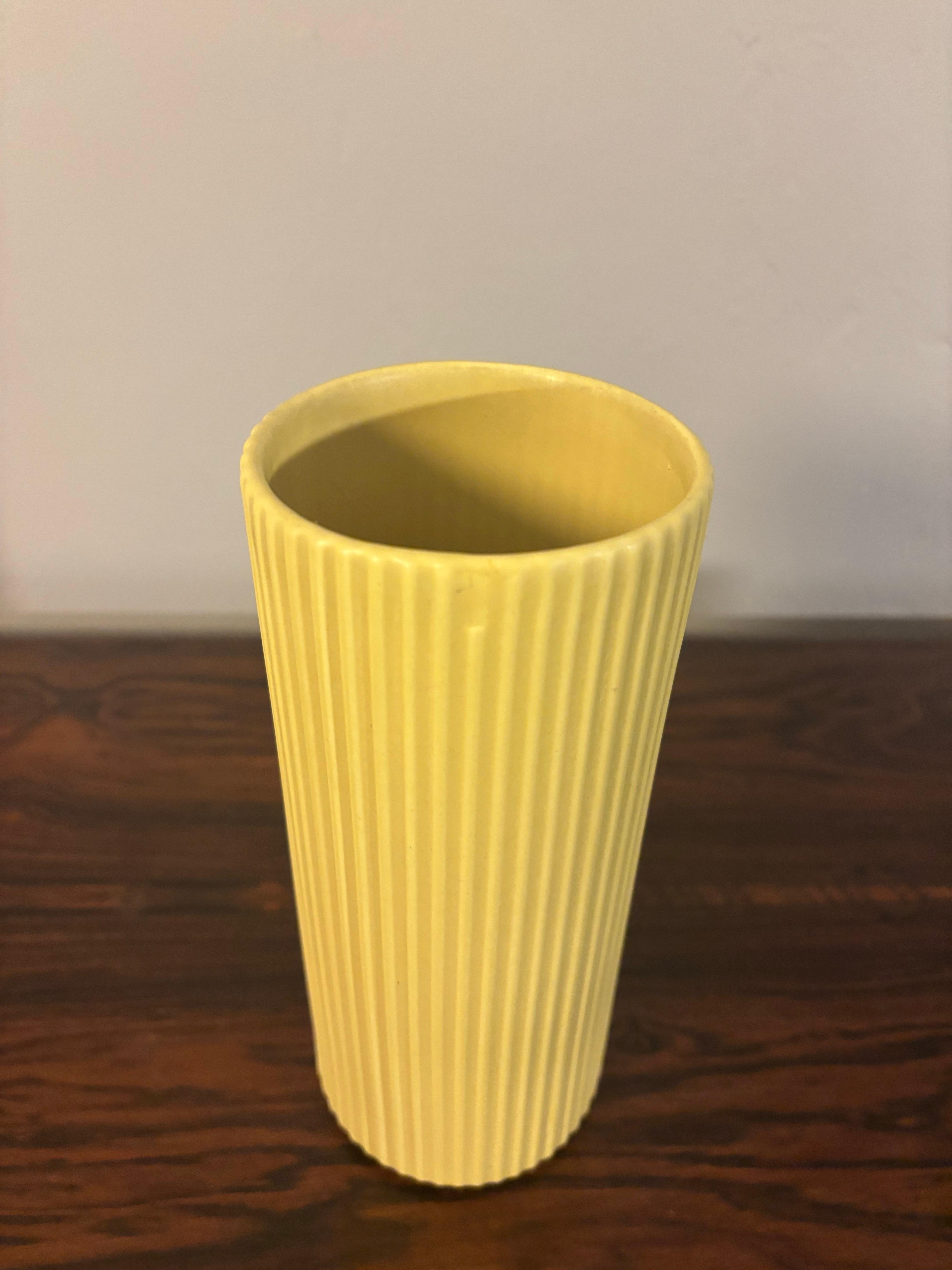 XX secolo Vaso scanalato in ceramica realizzato da Arabia of Finland in vendita