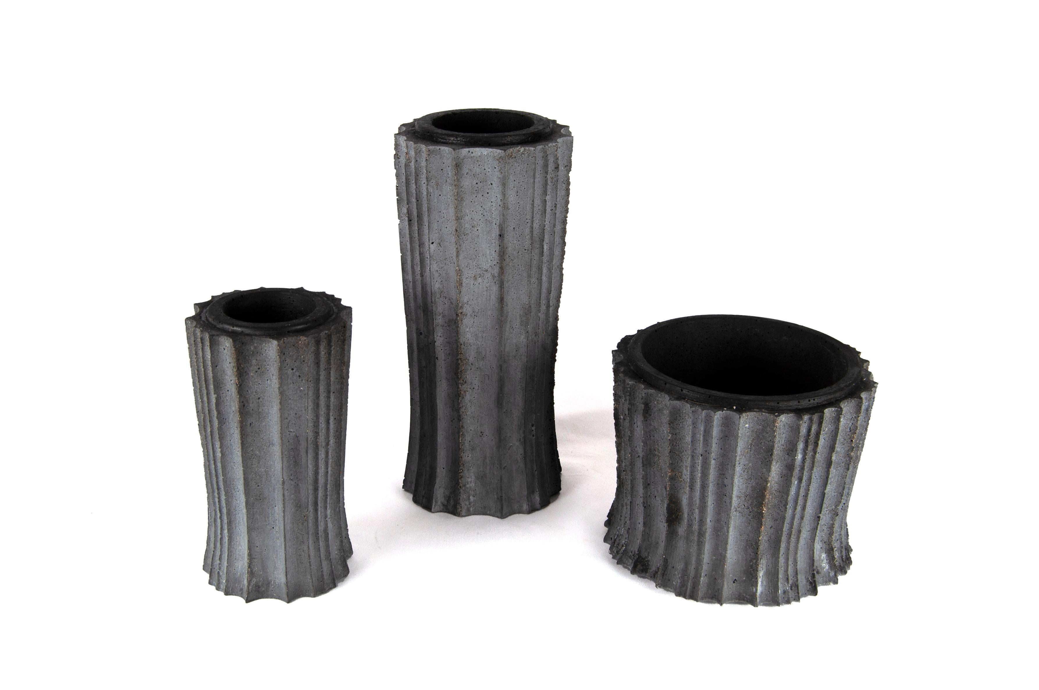 Geriffelte Betonvasen / -gefäße, '3er-Set'. (Brutalismus) im Angebot