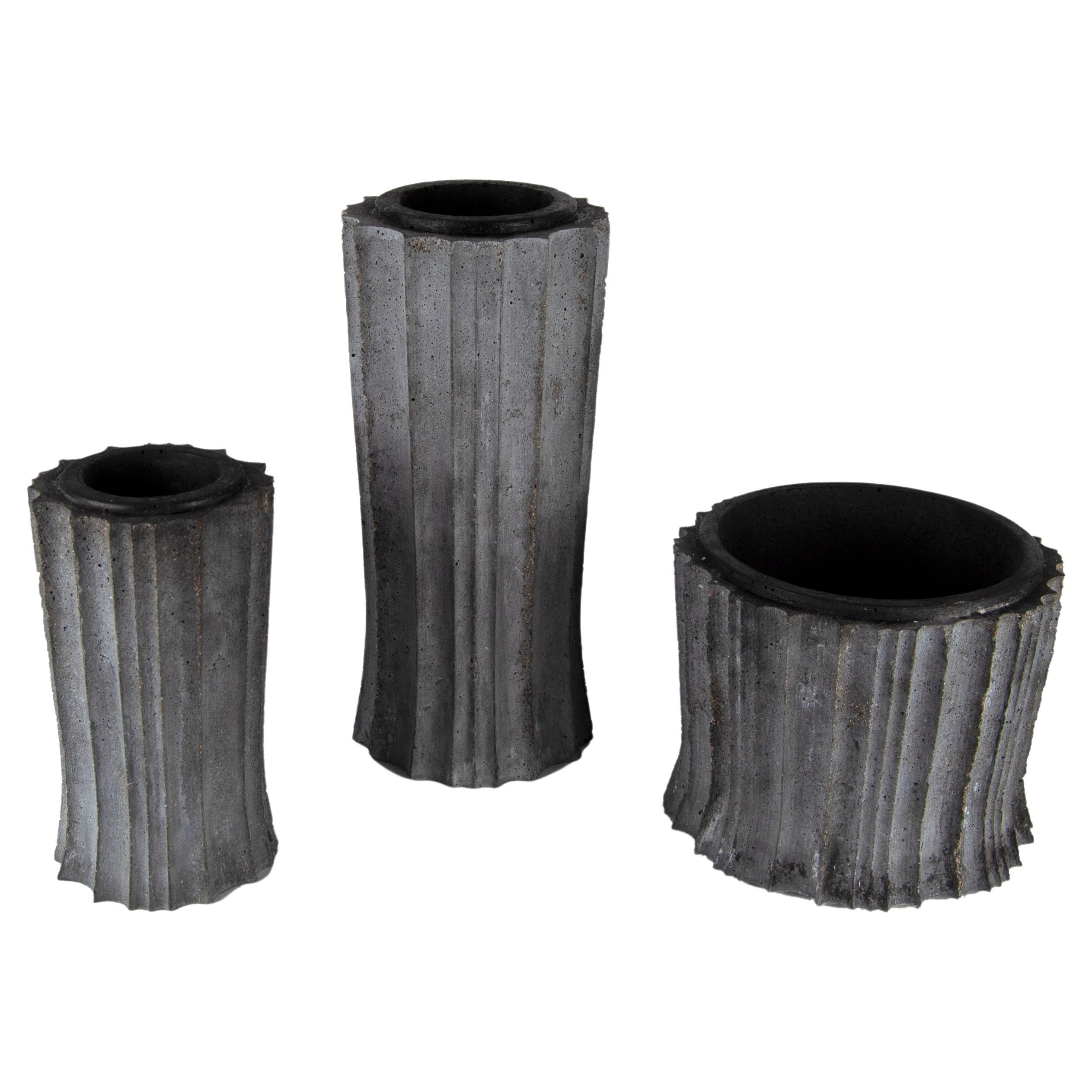 Geriffelte Betonvasen / -gefäße, '3er-Set'. im Angebot