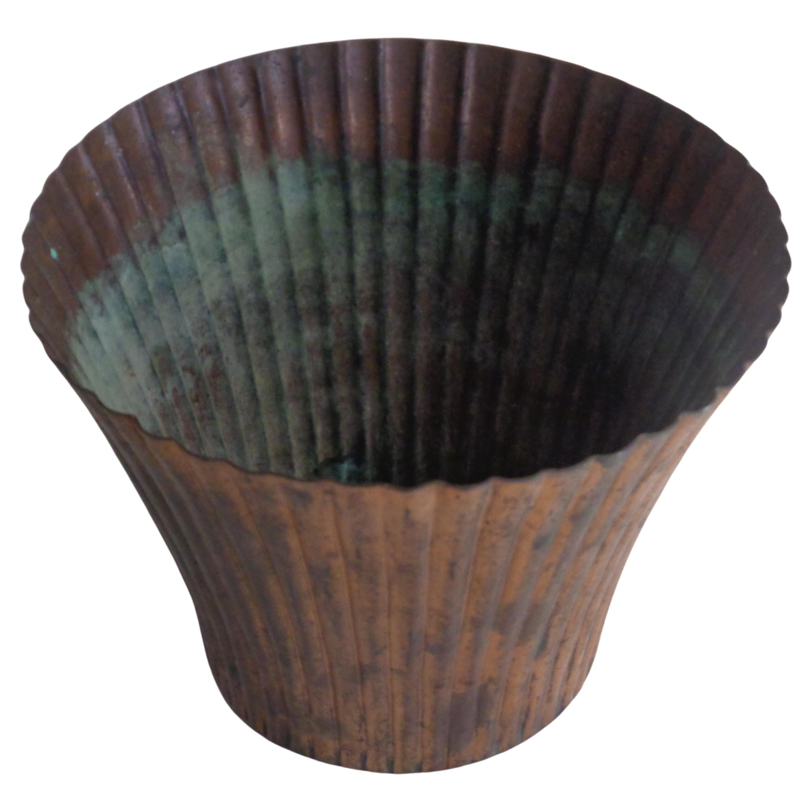 Vase Art Déco américain en cuivre cannelé à bord évasé en patine vert-de-gris oxydée vieillie. Chase Brass and Copper Company ( signé avec le logo sur le dessous ) Circa 1930's. Mesure 5 1/2