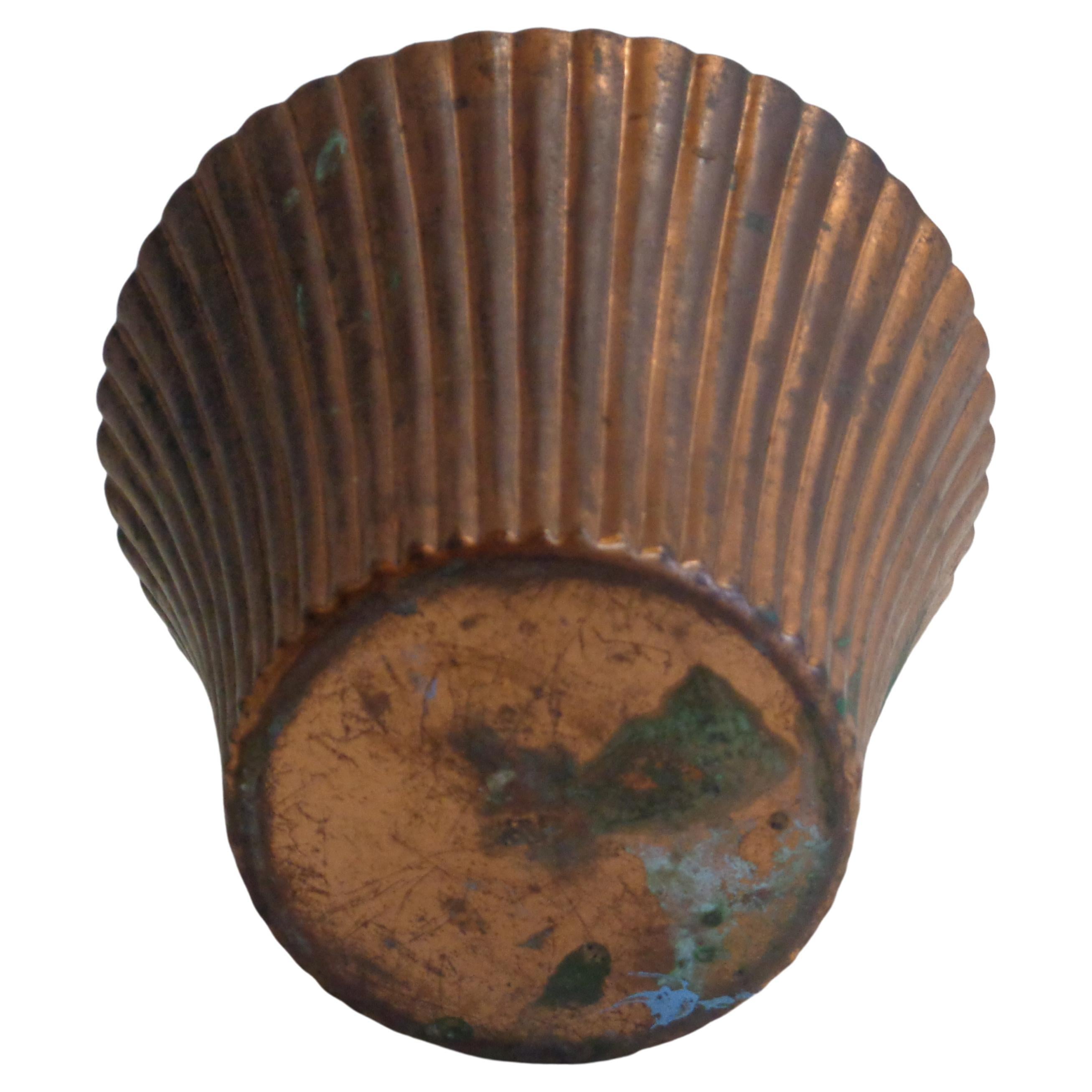 Vase aus geriffeltem Kupfer - Chase Brass and Copper Company, 1930er Jahre im Zustand „Gut“ im Angebot in Rochester, NY