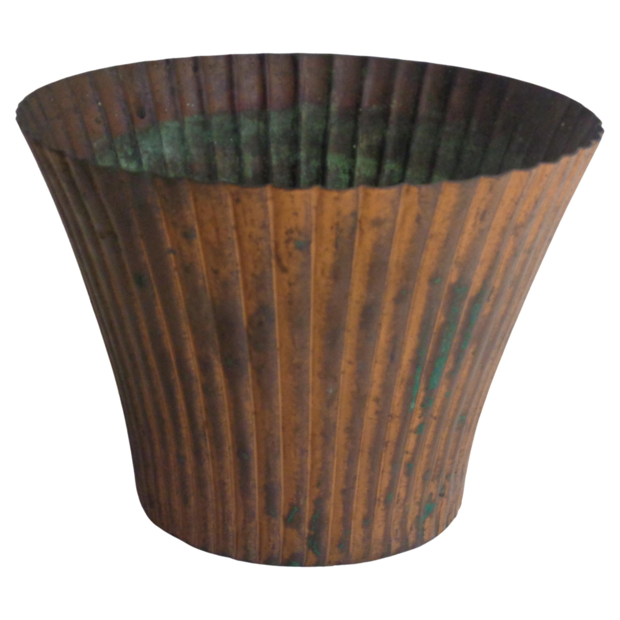 Vase aus geriffeltem Kupfer - Chase Brass and Copper Company, 1930er Jahre im Angebot