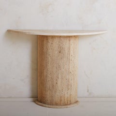 Tavolo consolle scanalato in travertino demilune, Spagna, XX secolo