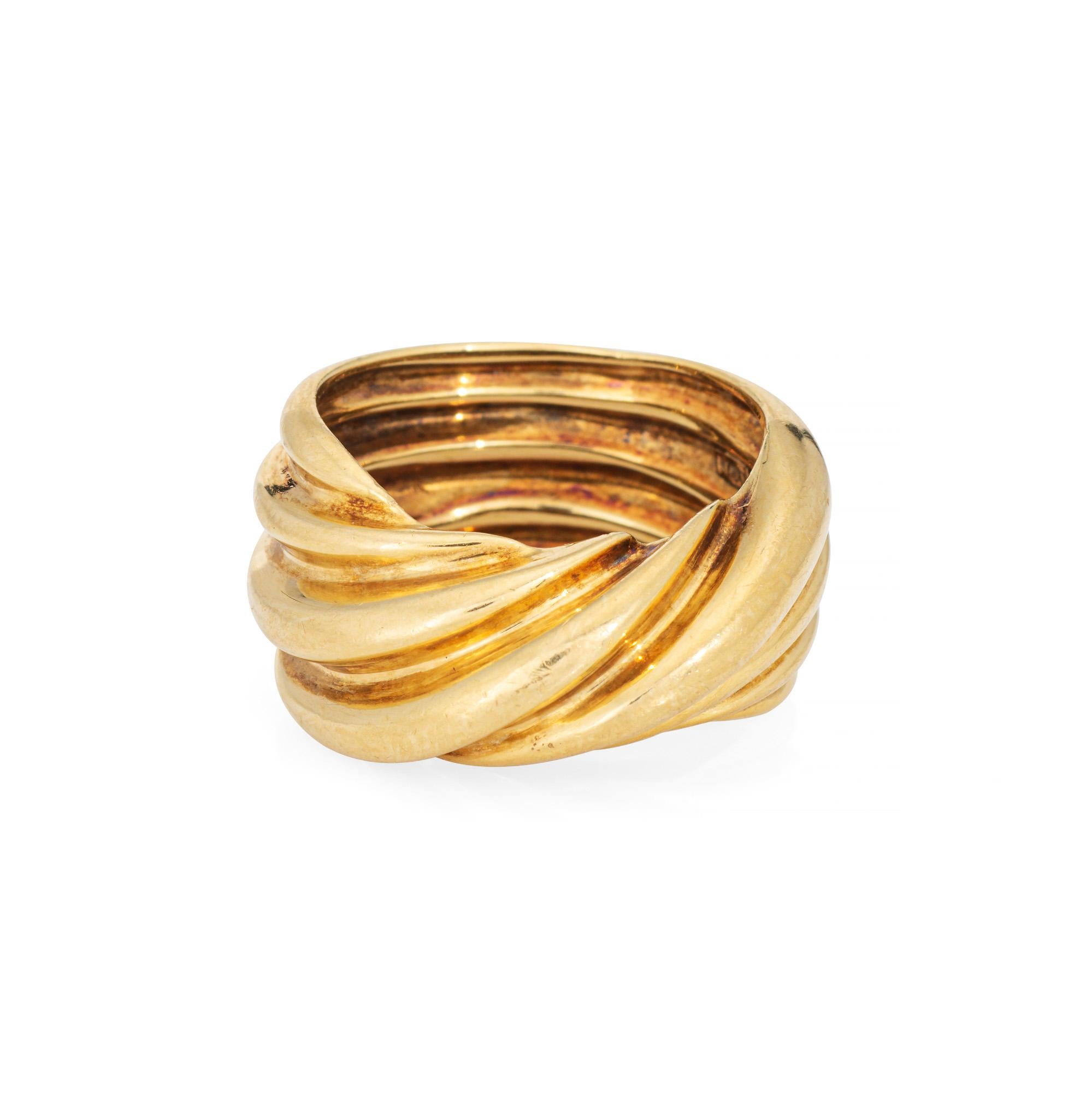 Elegante anello a cupola scanalata in oro giallo 18 carati (circa anni '80). 

Realizzato con un design a incrocio scanalato, l'anello a cupola fa bella mostra di sé sulla mano! Ideale da indossare da solo come pezzo forte o impilato. La fascia