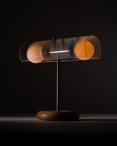 Lámpara de mesa de roble ahumado y bronce con doble esfera acanalada