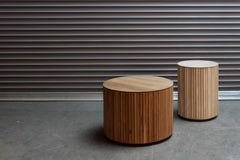 Table d'extrémité ronde Pilar en bois d'érable blanchi par INDO-