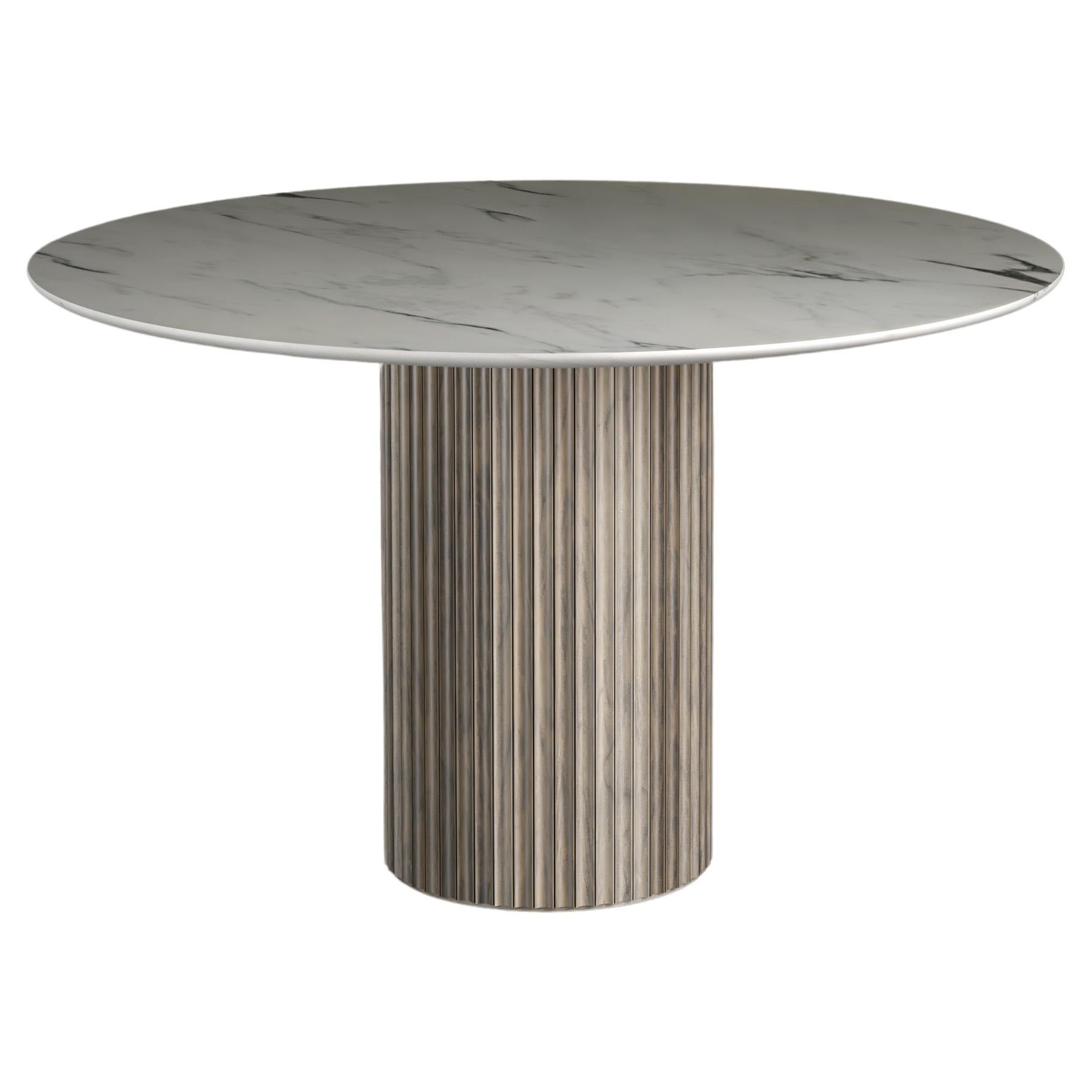 Table centrale ronde PILAR / Table de salle à manger / Bois d'érable oxydé, plateau en marbre blanc par INDO-