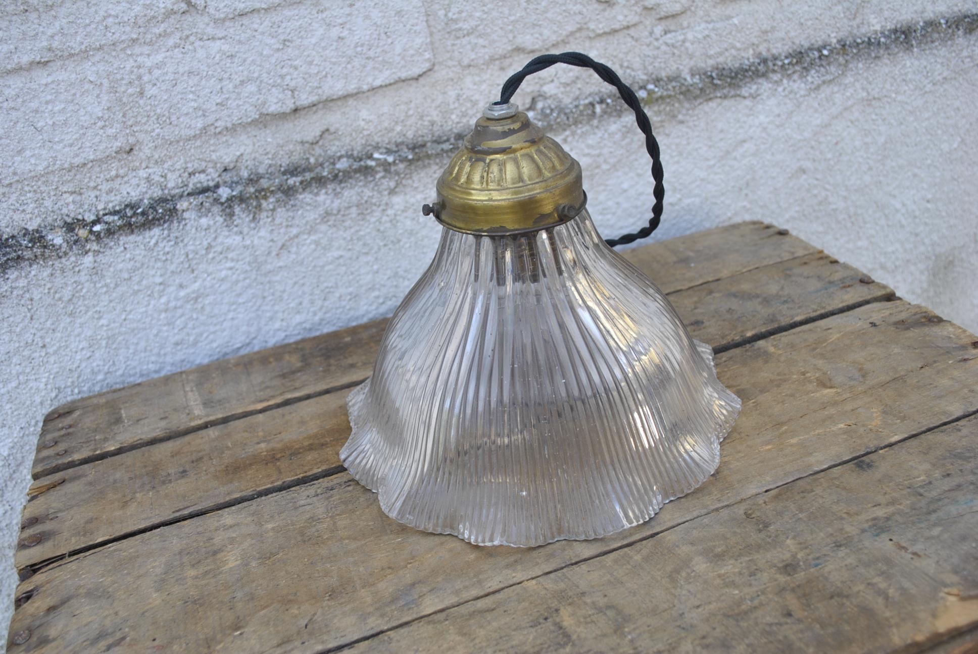 Beautiful Holophane Paris pendant with it's typical prismatic glass.

The pendant had a new fitting and wiring. 

It's marked Holophane at the top of the glass. 

Tested and ready to use with a regular E27 light bulb.

Dimensions:
Height
