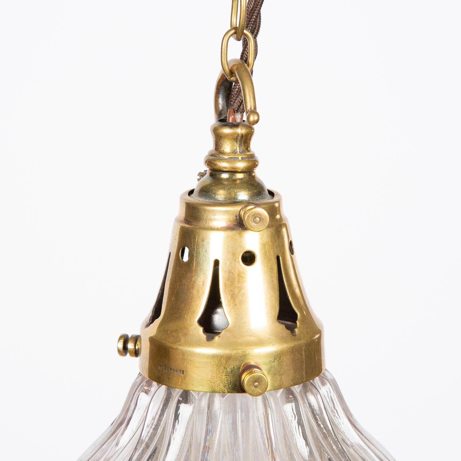 Lampe suspendue en verre cannelé de Holophane Bon état - En vente à London, GB