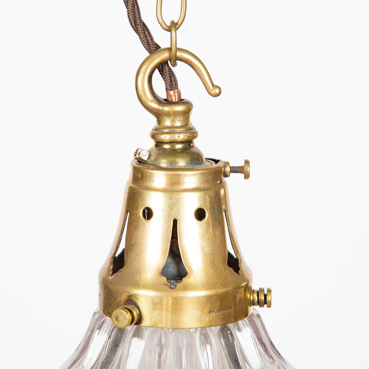 20ième siècle Lampe suspendue en verre cannelé de Holophane en vente