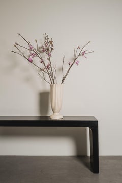 Vaso a calice scanalato in lacca color crema di Robert Kuo, edizione limitata con lavorazione a mano.