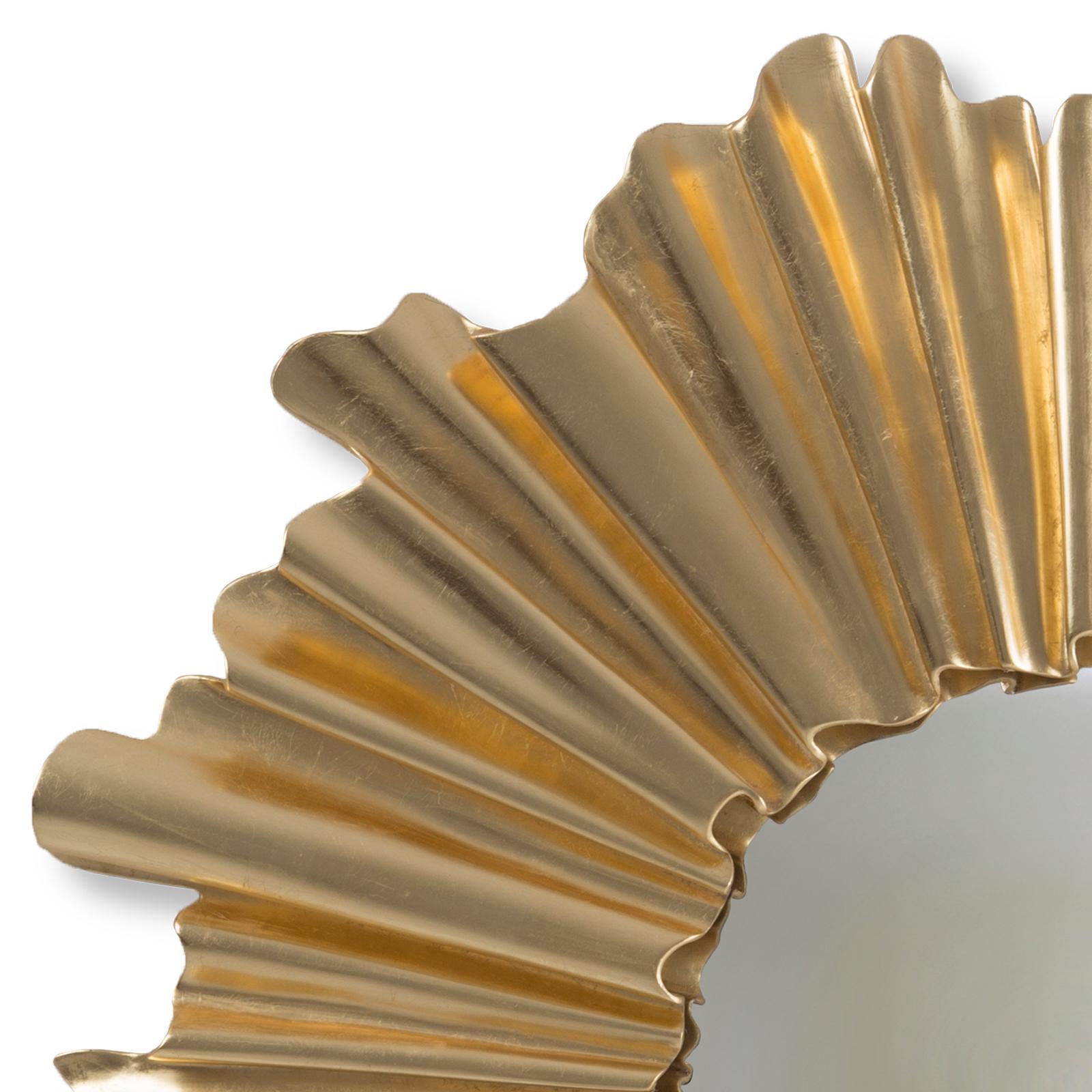 Mirror fluted gold in hand-carved solid
mahogany wood. With gold paint and with
center convex mirror. Also available with
antique silver paint.