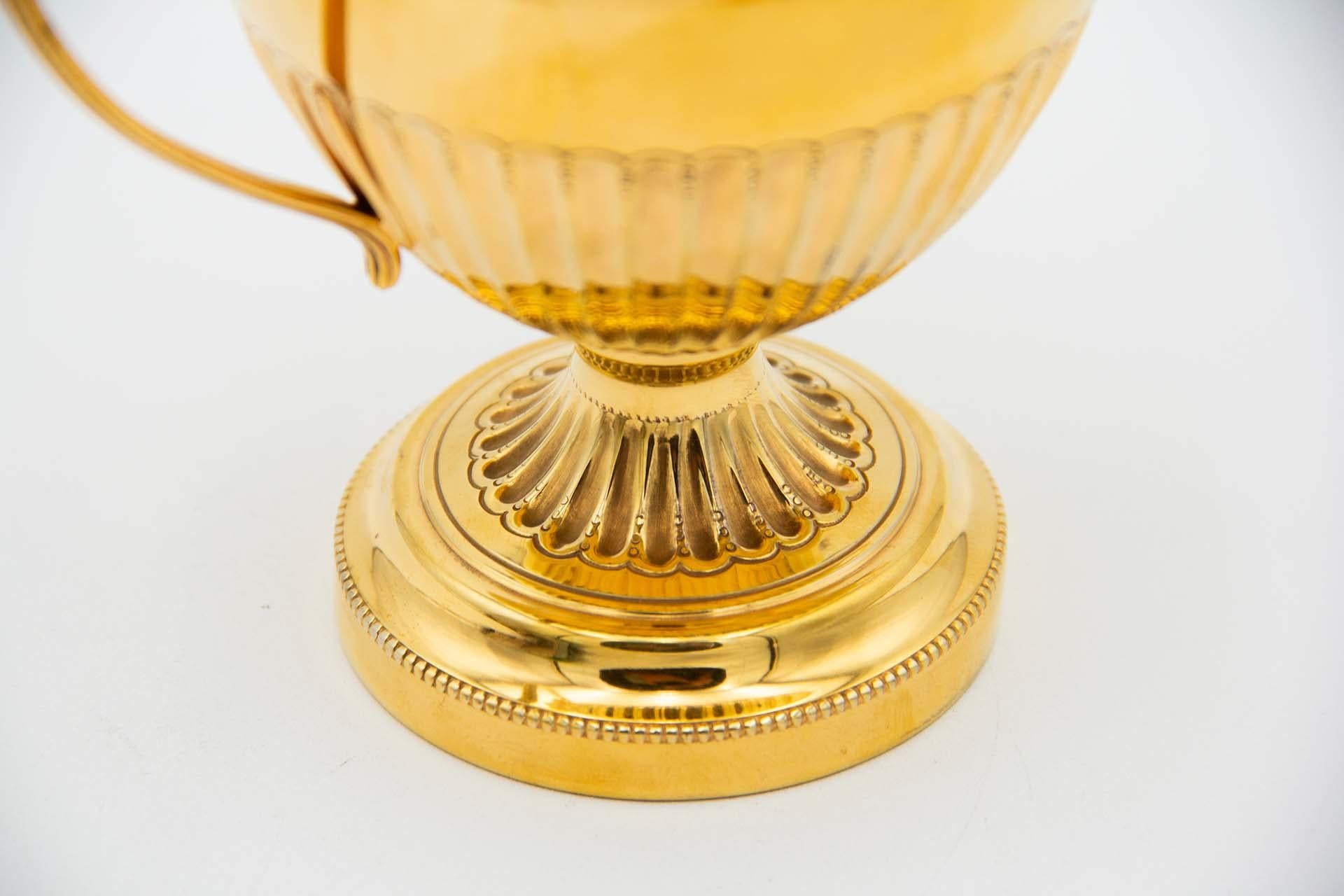 Descrizione: Vaso scanalato in argento dorato, pomello sul coperchio rimovibile e scanalature sulla base circolare. Metallo: Argento. Origine: Portoghese. Marchio: aquila in piedi. Peso: 283,28 grammi. Dimensioni: 15cmx17cm. Contenuto: 833/1000.