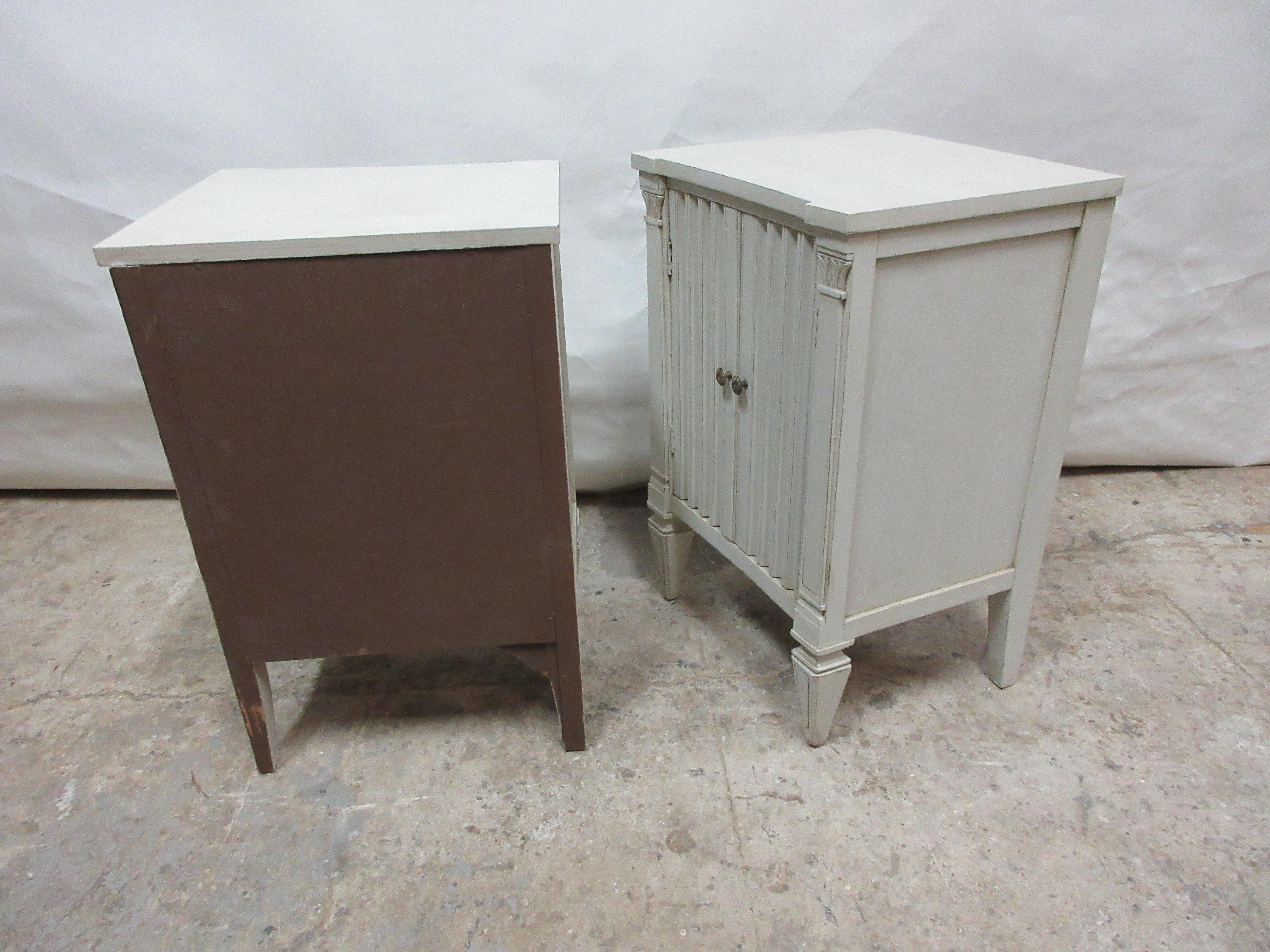 Fluted Gustavian Nightstands In Good Condition In Hollywood, FL