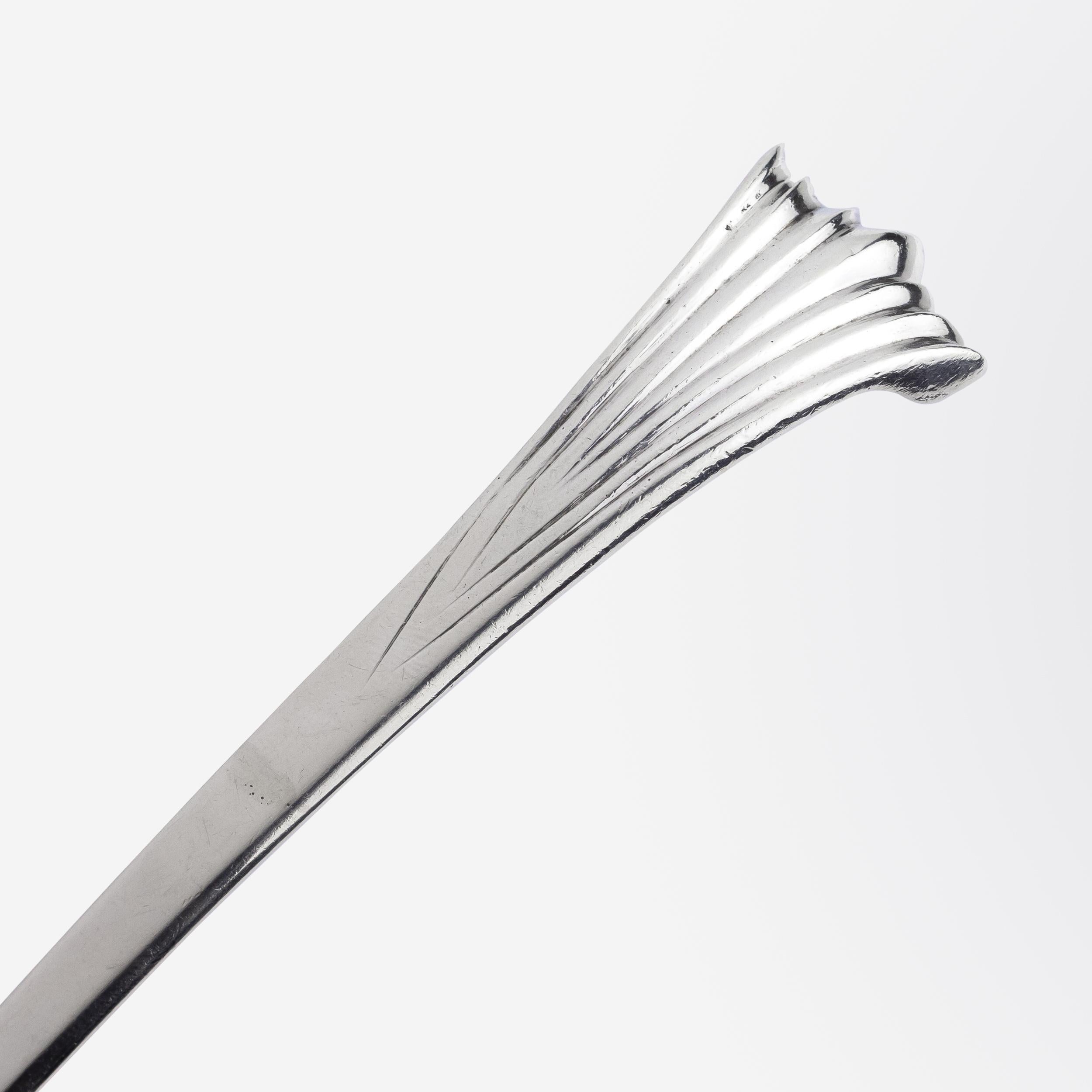 Georgien Cuillère de service cannelée en argent sterling de Michael Keating en vente