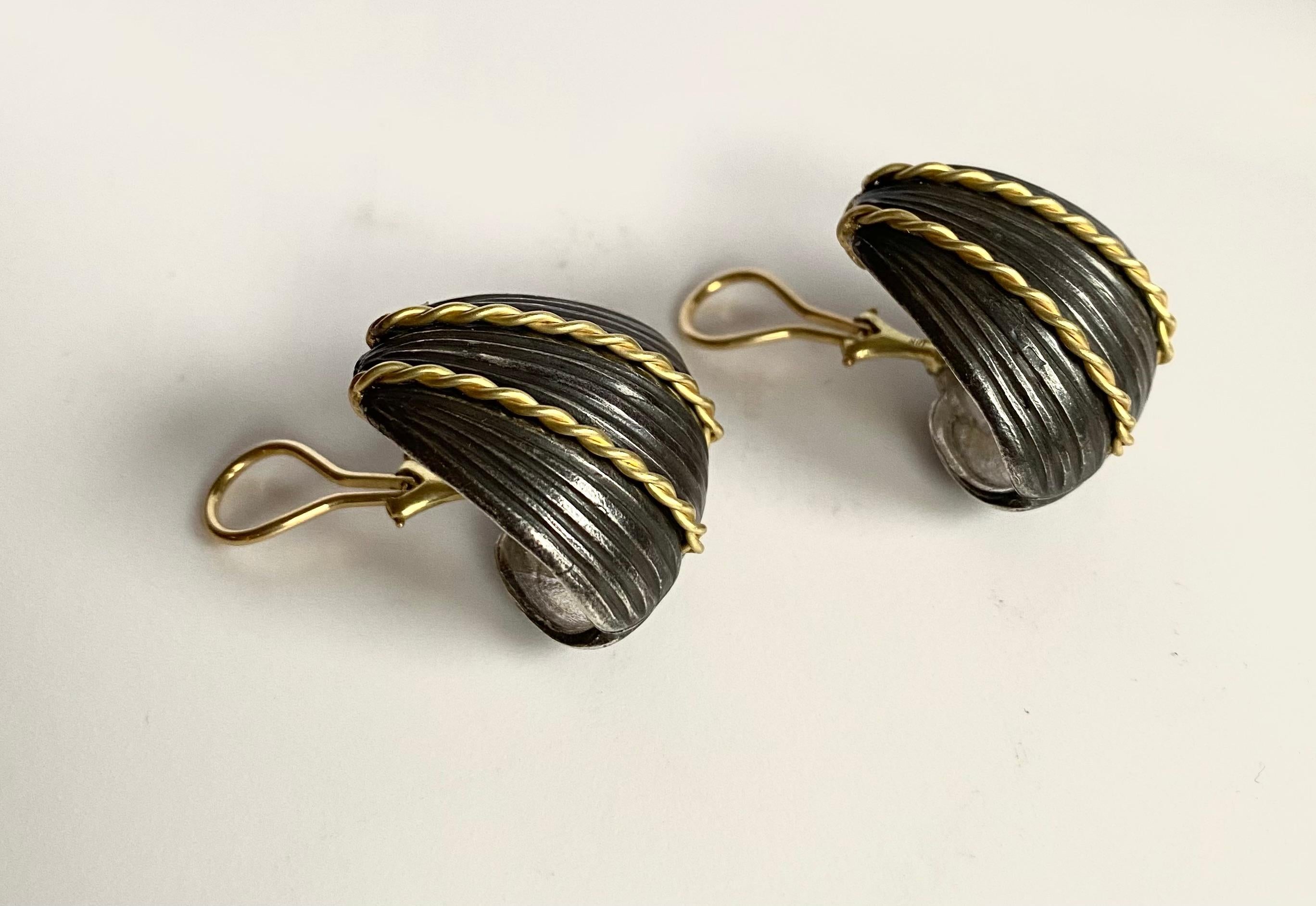 Fluted J hoop Earrings with twisted wire In New Condition For Sale In Greenwich, CT
