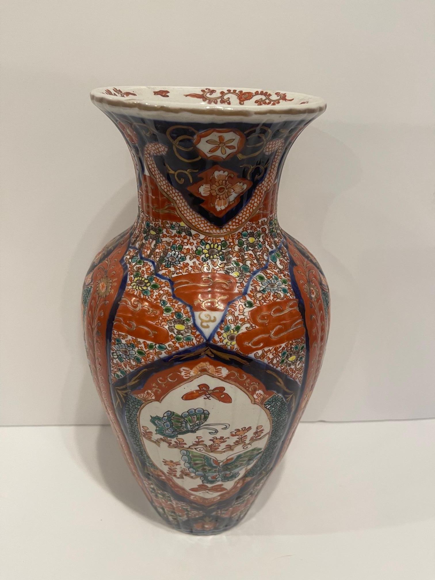 Fluted Japanese Imari Vase, 19th Century For Sale 2