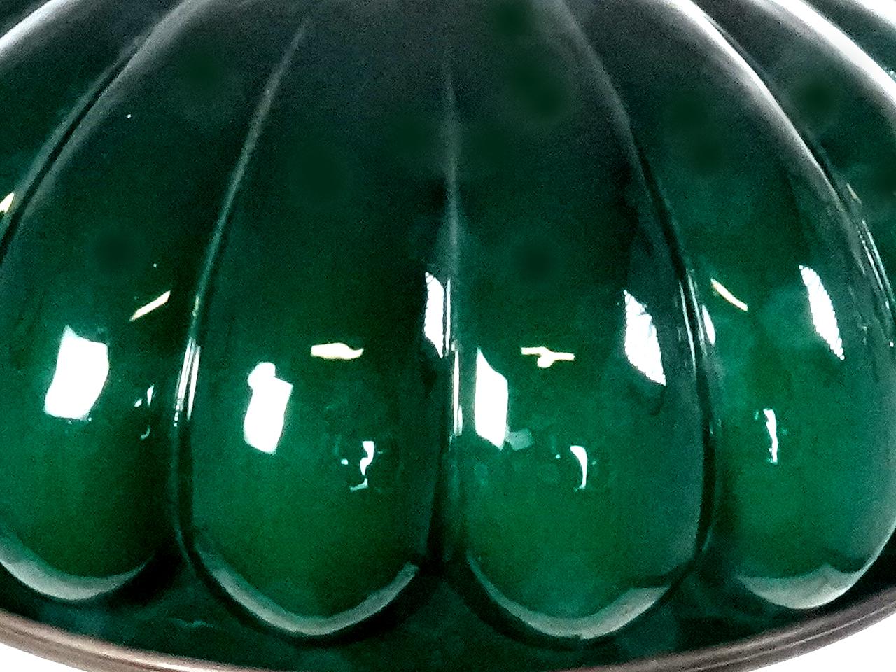 Der einzigartige smaragdgrüne Schirm mit dem bauchigen, geriffelten Design macht diese Schreibtischlampe zu einem echten Hingucker. Ich würde dies auf die frühen 1900er Jahre datieren. Mit ihrem pilzförmigen Schirm und dem ausladenden Sockel wirkt