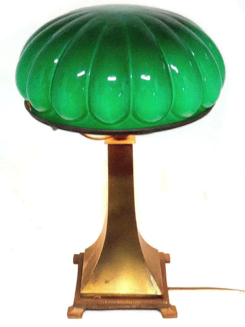 Kannelierter Pilz Smaragdgrün über weißem Sandwichglas Schreibtisch Damp (Arts and Crafts) im Angebot