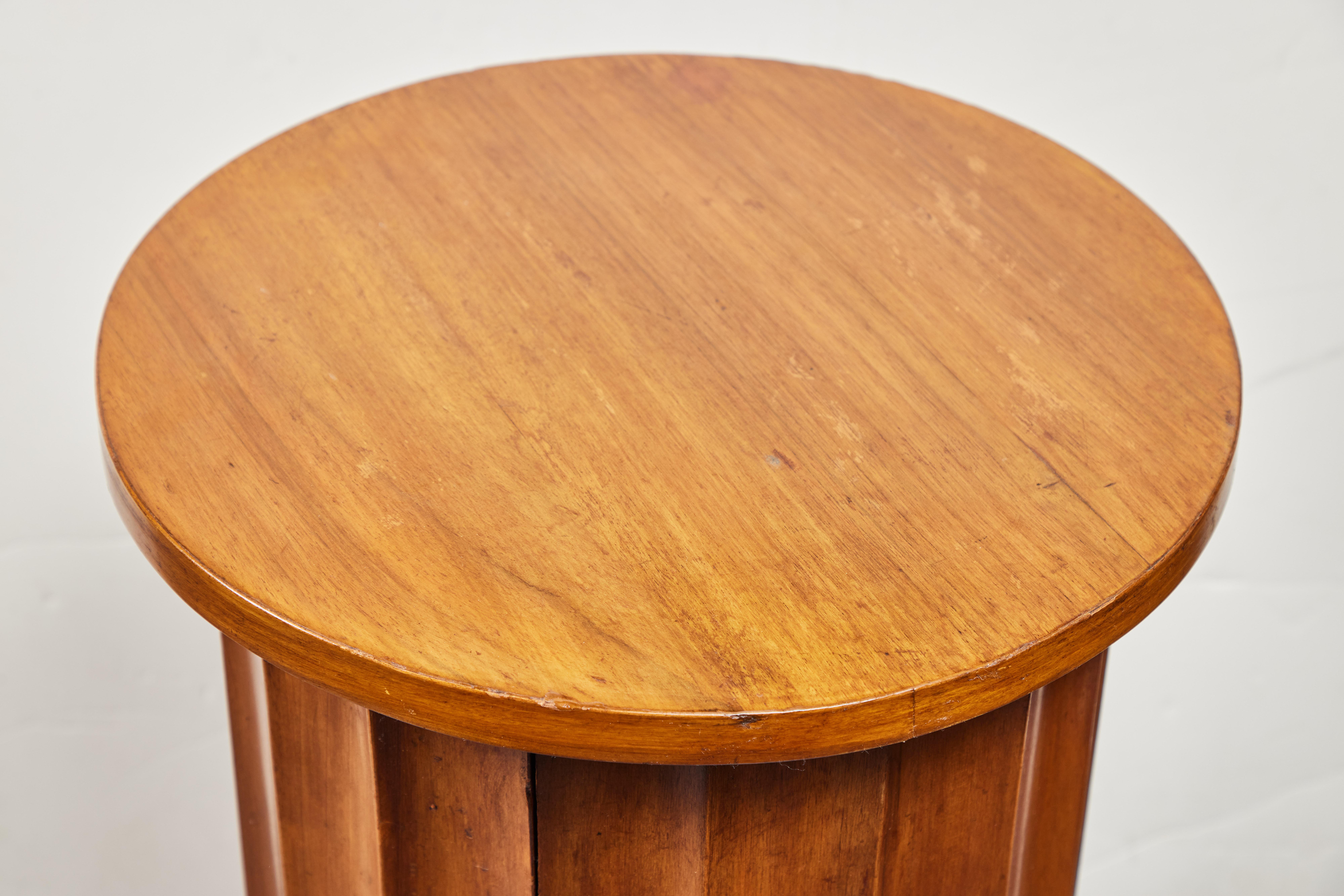 Fluted Pedestal Table In Good Condition For Sale In Newport Beach, CA