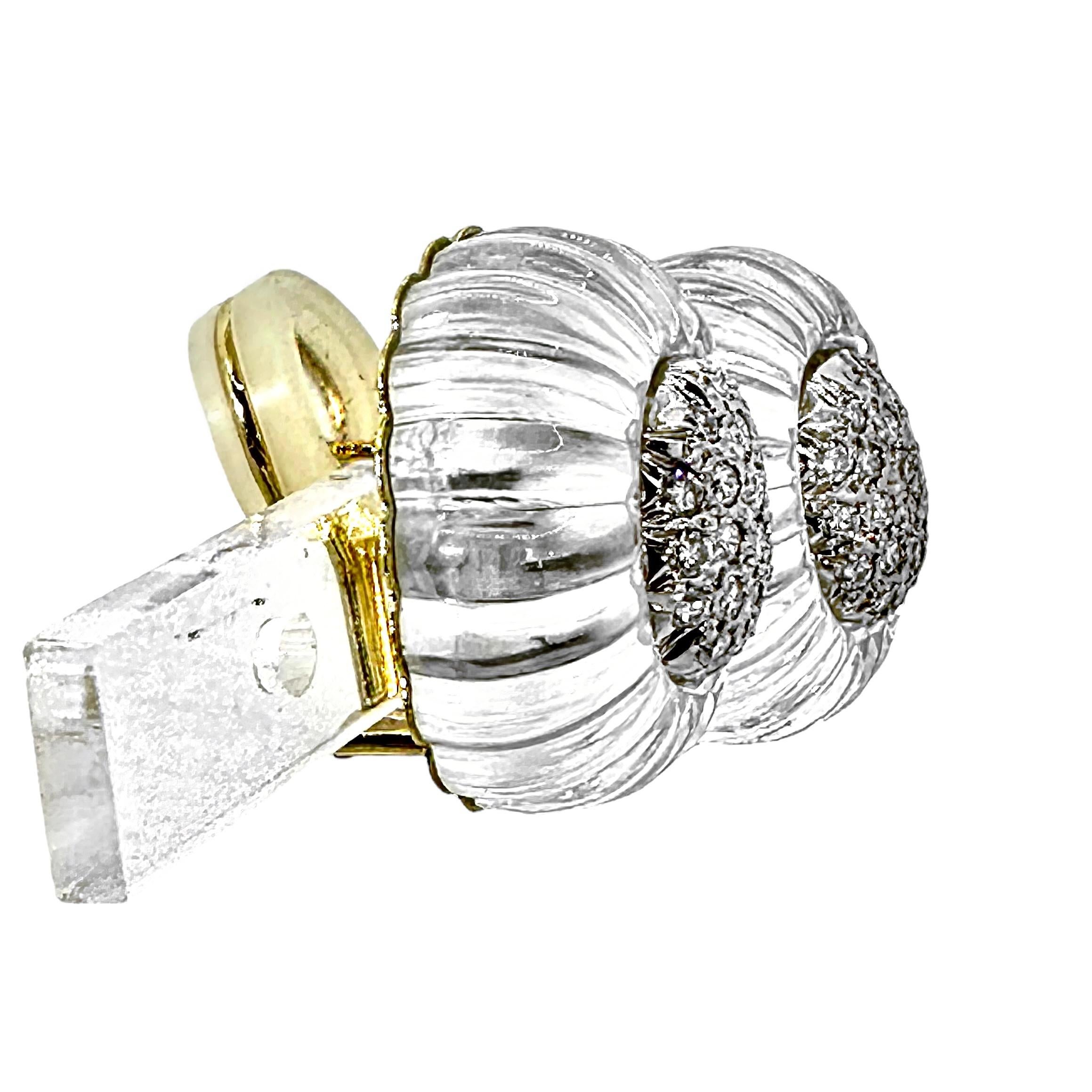 Dieses hübsche Paar MAZ Designer-Ohrringe im Vintage-Stil besteht aus geriffelten Bergkristall-Cabochons mit stark diamantbesetzten  18K Goldplatten in der Mitte. Die vierundvierzig modernen runden Diamanten im Brillantschliff haben ein ungefähres