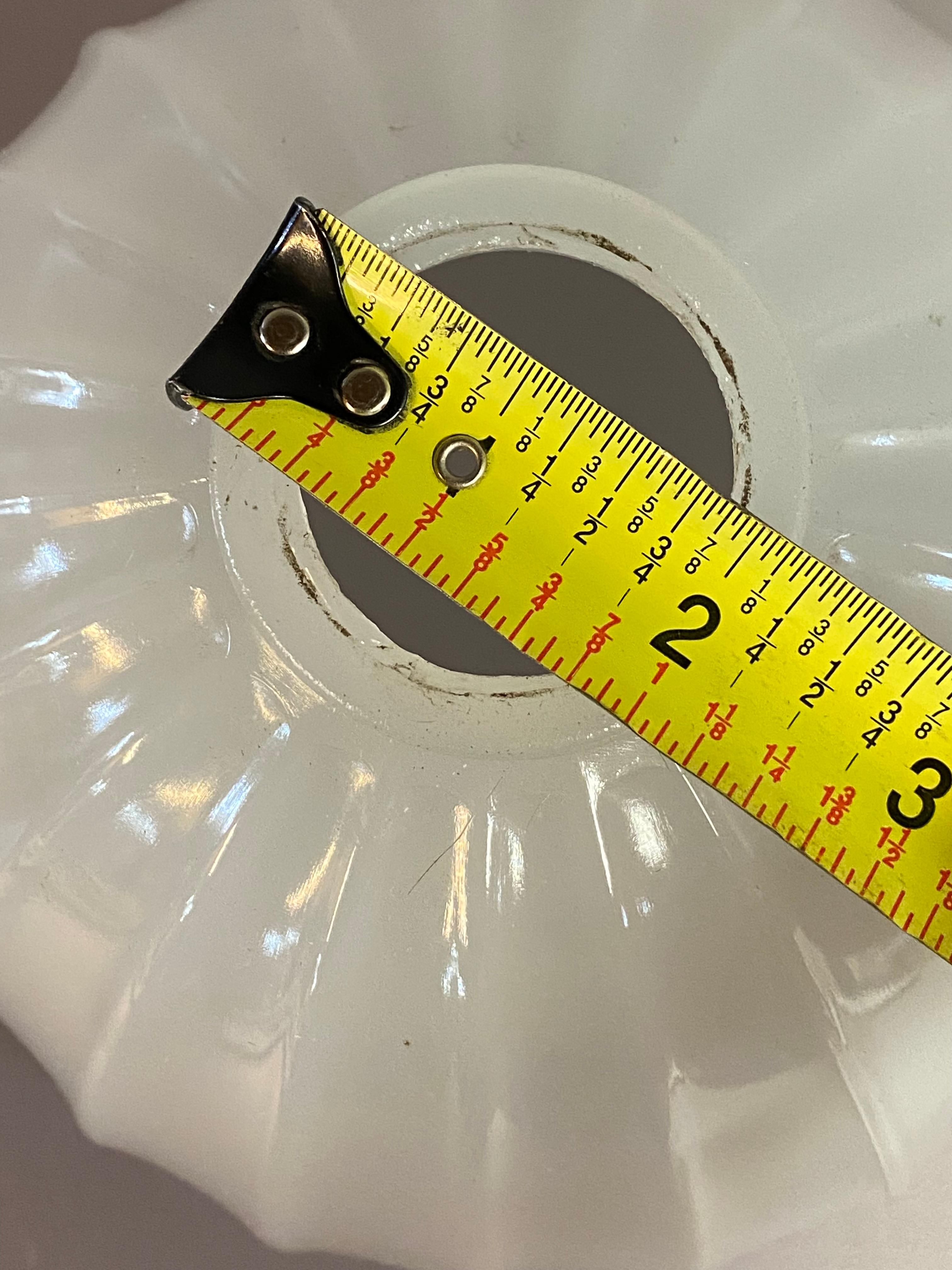 Geriffelte, gewellte Kanten, industrielle Kampferglasschirme, Paar im Angebot 5