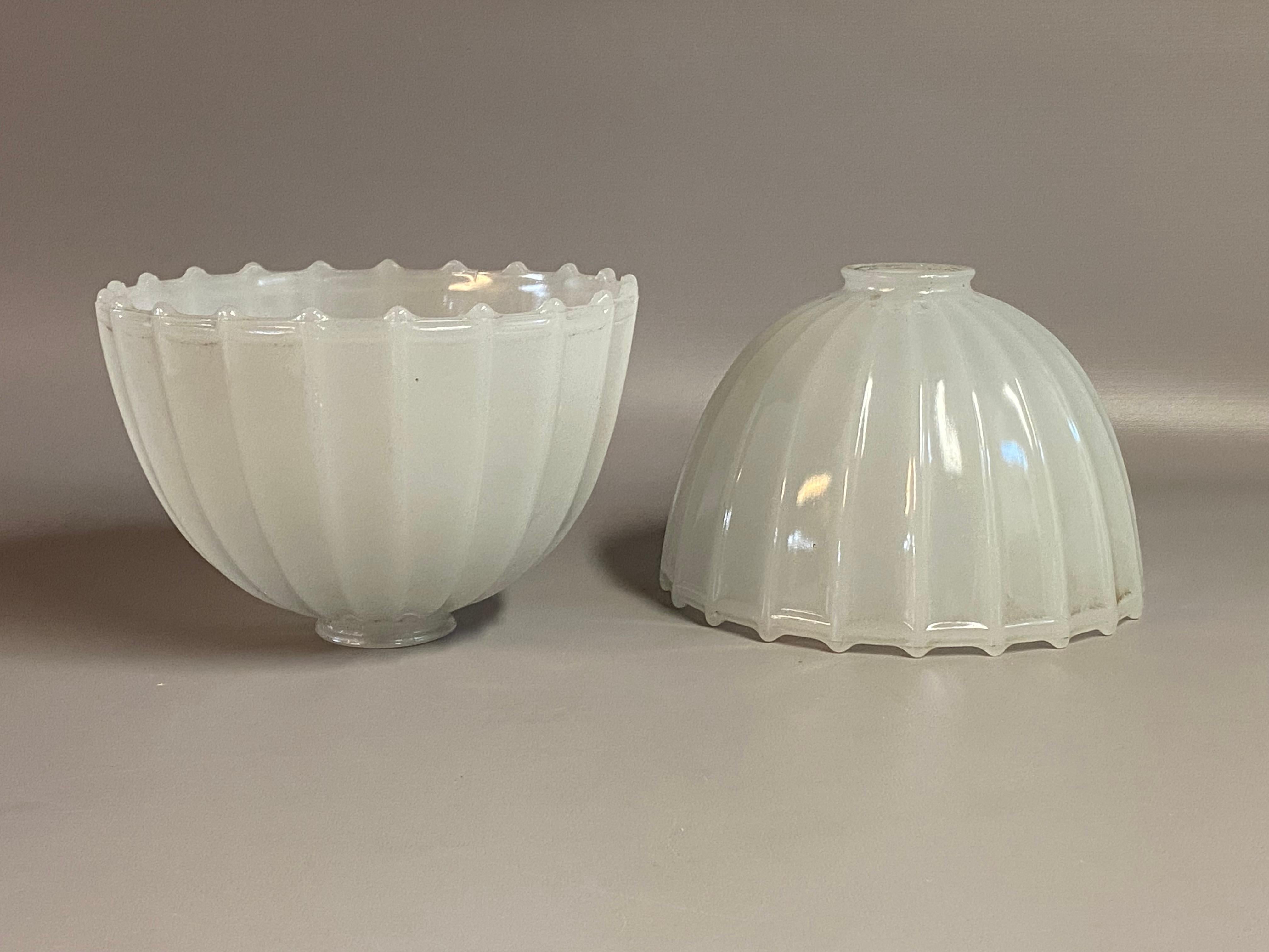 Ein Paar kannelierte Kampferglasschirme im Art-Deco-Stil mit gewelltem Rand. Entweder als Tischleuchte oder als Unterputzleuchte für jeden ROOMS im Haus. 

Guter Gesamtzustand ohne sichtbare Chips, Risse oder Restaurationen.

Ungefähr 8